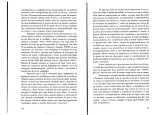considerarmos as condições de sua incorporação por um coletivo
entendido como multiplicidade para além da oposição indivíduo
X grupo. Pensamos que essas condições podem variar sob a depen-
dência de atitudes implicacionais diversas e de diferentes coefi-
cientes de transversalidade. Porém, antes de examinar essa ques-
tão mais detalhadamente, é preciso discutir em geral as condições
primárias da incorporação de um ponto de vista. Essas condições
são a performatividade da experiência e a inseparabilidade entre
ser (existir, viver), conhecer e fazer (intervenção).
Qualquer experiência pode se tomar performativa e con-
formar sujeito e mundo. A experiência é performativa em função
da sua força de por a realidade e fazer coemergir eu/mundo.
Deleuze e Guattari (1977; 1995b) indicam uma certa linha de
estudos do efeito de performatividade da linguagem. No texto
Os postulados da linguística (Deleuze e Guattari, 1995b), os atos
ilocutórios são descritos como ensejando a realidade por eles
enunciada. Os autores chamam esse fenômeno de linguagem de
"palavra de ordem", indicando que o efeito de performatividade
confere ao enunciado força de obrigação que aprisiona a realidade
em um sentido dado. Em contraste com as "palavras de ordem",
Deleuze & Guattari definem as "palavras de fuga" como movi-
mentos de variação da própria linguagem que rompem o ciclo de
obrigação instaurado pelas "palavras de ordem", permitindo a
emergência de novas realidades.
Pensamos que o que é verdadeiro para a experiência da
linguagem pode ser estendido para todo o âmbito da experiência.
Vejamos alguns exemplos do efeito de performatividade da expe-
riência: se penso que estou sendo ofendido, passo a perceber na
fala do outro uma ofensa e nos tomamos, eu e o outro, ofendido e
ofensor. Se construo uma teoria e me tomo convicto dela, procuro
verificá-la e, dessa forma, o conteúdo da teoria passa a ser repre-
sent90 do mundo que surge diante de meus olhos. Da mesma
forma na memória, como vimos, quando alguém se lembra de ter
sido abusado sexualmente, no mesmo momento em que se lem-
bra, surgem a vítima e o algoz. Assim, sob a base das experiências
coemergem sujeito e mundo, observador e observado.
124
Há aqui um efeito de verdade muito interessante: essa ver-
dade que surge da performatividade da experiência não é inelutá-
vel e pode ser transformada, ou melhor, na maior parte das vezes
se transforma na sequência dos acontecimentos. A impermanência
dessa verdade afeta inclusive a ciência cuja história é entremeada
de mudanças de paradigma. O caráter de mudança dos efeitos de
performatividade indica sua variabilidade de tal maneira que
quanto maior o efeito de performatividade - isto é, quanto maior
a certeza acerca dessa verdade nascida da experiência - menor é o
grau de abertura da experiência para a mudança, o que equivale a
dizer, menor o seu coeficiente ou quantum de transversalidade.
Assim também, essa variabilidade afeta a atitude implicacional
do pesquisador: tanto maior a certeza do pesquisador acerca da
verdade que surge em sua experiência com o campo de inter-
venção, menor a sua dissolvência no plano implicacional e,
consequentemente, maior a sua sobreimplicação no trabalho de
pesquisa. Maior abertura da experiência ou efetiva dissolução
do ponto de vista do observador requer o reconhecimento da
performatividade da experiência e a recusa de seu caráter de obri-
gação existencial.
Como explicar que o grau máximo do efeito de performa-
tividade da experiência corresponde ao não reconhecimento por
parte do pesquisador desse efeito? Como explicar que "sobreim-
plicado" não me dou conta de minhas implicações com o campo?
Retomando o exemplo da falsa lembrança do abuso sexual,
o fenômeno interessante é que a experiência de base, aquela que
dá ensejo ao surgimento da realidade de si e do mundo, se esvaece
e em seu lugar surge uma experiência pensada como propriedade
do sujeito e como condicionada pelo objeto: a realidade se sub-
mete a um ponto de vista. Há aqui uma espécie de inversão da
base: num primeiro momento a experiência de lembrar é o que
condiciona o cossurgimento da vítima e de seu algoz, mas, uma
vez surgidos, passam a condicionar a experiência que lhes deu
origem - a base se inverte, tomando-se agora sujeit%bjeto e não
mais a experiência.
125
 