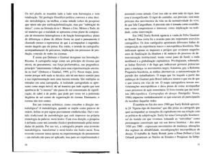 Os mil platôs se mantêm lado a lado sem hierarquia e sem
totalização. Tal geologia filosófico-política convoca a uma deci-
são metodológica, ou melhor, a uma atitude (ethos da pesquisa)
que opera não por unificação/totalização, mas por "subtração do
único", como na fórmula do n-1. Menos o Uno. Menos o Todo, de
tal maneira que a realidade se apresenta como plano de composi-
ção de elementos heterogêneos e de função heterogenética: plano
de diferenças e plano do diferir frente ao qual o pensamento é
chamado menos a representar do que a acompanhar o engendra-
mento daquilo que ele pensa. Eis, então, o sentido da cartografia:
acompanhamento de percursos, implicação em processos de pro-
dução, conexão de redes ou rizomas.
É assim que Deleuze e Guattari designam sua Introdução:
Rizoma. A cartografia surge como um princípio do rizoma que
atesta, no pensamento, sua força performática, sua pragmática:
princípio "inteiramente voltado para uma experimentação ancora-
da no real" (Deleuze e Guattari, 1995, p.2l). Nesse mapa, justa-
mente porque nele nada se decalca, não há um único sentido para
a sua experimentação nem uma mesma entrada. São múltiplas as
entradas em uma cartografia. A realidade cartografada se apre-
senta como mapa móvel, de tal maneira que tudo aquilo que tem
aparência de "o mesmo" não passa de um concentrado de signifi-
cação, de saber e de poder, que pode por vezes ter a pretensão
ilegítima de ser centro de organização do rizoma. Entretanto, o
rizoma não tem centro.
Em um sistema acêntrico, como conceber a direção me-
todológica? A metodologia, quando se impõe como palavra de
ordem, define-se por regras previamente estabelecidas. Daí o sen-
tido tradicional de metodologia que está impresso na própria
etimologia da palavra: metá-hódos. Com essa direção, a pesquisa
é definida como um caminho (hódos) predeterminado pelas metas
dadas de partida. Por sua vez, a cartografia propõe uma reversão
metodológica: transformar o metá-hódos em hódos-metá. Essa
reversão consiste numa aposta na experimentação do pensamento
- um método não para ser aplicado, mas para ser experimentado e
10
assumido como atitude. Com isso não se abre mão do rigor, mas
~~se é ressignificado. O rigor do caminho, sua precisão, está mais
próximo dos movimentos da vida ou da normatividade do vivo,
de que fala Canguilhem. A precisão não é tomada como exatidão,
mas como compromisso e interesse, como implicação na reali-
dade, como intervenção.
Em 1982 Suely Rolnik agencia a vinda de Félix Guattari
ao Brasil. Essa visita foi a ocasião para um importante exercício
cartográfico. Os dois cartógrafos apontaram diferentes linhas de
composição da experiência macro e micropolítica brasileira. Não
indicaram apenas os impasses e perigos que vivíamos naqueles
anos de finalização da ditadura e de anúncio do processo de de-
mocratização institucional, tendo como pano de fundo a onda
neoliberal e a globalização capitalística. Privilegiaram, sobretudo,
as linhas flexíveis e de fuga que indicavam germens potenciais
para a mudança: os movimentos negro, feminista, gay, a Reforma
Psiquiatra brasileira, as mídias alternativas, a autonomização do
partido dos trabalhadores. O mapa que foi traçado a partir das
andanças de Guattari pelo Brasil indicava menos o que era do que
o que estava em vias de ser. O mapa cartografava nossas mo-
vimentações micropolíticas e dava pistas de como acompanhar
esses processos de ação minoritária. O livro-rizoma que daí resul-
tou (Micropolítica. Cartografias do desejo. Petrópolis: Vozes,
1986) impactou verdadeiramente os que estavam ali participando
da tecedura daquelas redes.
É também no fim dos anos 1980 que Suely Rolnik apresen-
ta 24 "figuras-tipo do feminino" que dão pistas ao cartógrafo que
quer acompanhar as mutações do capitalismo em sua relação com
as políticas de subjetivação. Suely faz uma Cartografia Sentimen-
tal do mundo em que vivemos, tomando as "noivinhas" como
personagens conceituais que em sua deriva histórica - dos anos
1950 aos 1980 - expressam movimentos de mudança, alterações
dos regimes de afetabilidade, reconfigurações micropolíticas do
desejo. O trabalho de Suely Rolnik junto a Peter Pelbart e Luiz
Orlandi garantiram ao Núcleo de Estudos e Pesquisas da Subje-
11
 