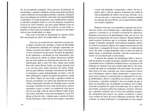 diz, de um aprendiz-cartógrafo. Nesse processo de habitação de
um território, o aprendiz-cartógrafo se lança numa dedicação aberta
e atenta. Diferente de uma pesquisa fechada, o aprendiz-cartógrafo
inicia sua habitação do território cultivando uma disponibilidade
à experiência. O campo pesquisado, seja completamente estranho
ao aprendiz-cartógrafo (como no caso das pesquisas etnográficas
de povos de outros mundos), seja num campo habitual (como no
exemplo da pesquisa que um de nós realizou, em que sendo ca-
poeirista se lança numa investigação deste universo) é necessário
cultivar uma receptividade ao campo.
Uma cena vivenciada no aprendizado da capoeira ilustra
bem esta posição de cultivo da receptividade ao campo.
Uma vez, na ocasião de uma roda festiva em que nos-
so grupo realizaria num domingo, e diante da dificuldade
de continuarmos utilizando um atabaque emprestado, de-
cidimos encontrar um cabrito e matá-lo para construirmos
o nosso instrumento de percussão. Faz parte do aprendiza-
do do capoeirista a construção de seus instrumentos. Saí-
mos à procura do cabrito no sábado. Resolvemos também
que sua carne poderia ser oferecida num churrasco de con-
fraternização após a roda. Pois bem, sábado pela manhã
bem cedo, fomos Mestre Carlão, um colega chamado Axel
e eu, em meu carro, tentar encontrar um cabrito. Dirigi-
mos-nos para ItaboraÍ, município rural próximo de Niterói,
e começamos a parar, principalmente nos bares, a fim de
obter informação a respeito de alguém que quisesse vender
um cabrito. Depois de uma longa e agradável manhã de
procura, encontramos um senhor que dispunha de um para
vender. Negociação realizada, nos dirigimos para a casa de
um amigo veterinário do Axel, onde sacrificamos o animal,
separamos o couro e a carne e, no caminho de volta, passa-
mos na casa o~de a mãe de santo do Mestre Carlão realiza
seus cultos, deixando o couro para ela preparar e secar. Por
último, já bem de noite, voltamos para o casarão do bairro
de São Domingos, então sede de nosso grupo, e passamos
136
a noite toda limpando e temperando o cabrito. No dia se-
guinte, após a roda de capoeira, realizamos um samba de
roda acompanhado de cabrito e de cerveja. Até hoje, e lá se
vão uns oito anos, o couro desse cabrito continua cantando
no atabaque de nosso Mestre, em seu grupo Kabula sediado
em Londres, Inglaterra.
Podemos notar que essa experiência realizada fora do ho-
rário dos treinos serviu bastante para o aprendizado. Aprender a
capoeira é constituir-se no território existencial do capoeirista.
Pesquisar esse processo de aprendizagem exige, por sua vez, um
processo de engajamento não menos intensivo. Requer habitar de
modo receptivo territórios que se avizinham, deixando-nos im-
pregnar. O aprendiz-cartógrafo, numa abertura engajada e afetiva
ao território existencial, penetra esse campo numa perspectiva de
composição e conjugação de forças. Constrói-se o conhecimento
com e não sobre o campo pesquisado. Estar ao lado sem medo de
perder tempo, se permitindo encontrar o que não se procurava ou
mesmo ser encontrado pelo acontecimento.
A maioria dos manuais de metodologia indica a necessi-
dade de penetrar no campo da pesquisa sabendo de antemão o que
se pretende buscar. O aprendiz-cartógrafo inicia o seu processo de
habitação do território com uma receptividade afetiva. Tal recep-
tividade não pode ser confundida com passividade. Na receptivi-
dade afetiva há uma contração que torna inseparáveis termos
que se distinguem: sujeito e objeto, pesquisador e campo da pes-
quisa, teoria e prática se conectam para a composição de um cam-
po problemático. Aberto à experiência de encontro com o objeto
da pesquisa, o aprendiz-cartógrafo é ativo na medida em que se
lança em uma prática que vai ganhando consistência com o tempo,
marcando o propósito de seguir cultivando algo. Se se tratasse de
passividade, estaríamos reféns das mudanças exteriores. Dizemos
que o aprendiz-cartógrafo tem no início uma tendência receptiva
alta, justamente para marcar esse caráter aventureiro e muitas
vezes confuso do início de nossas habitações territoriais. Mas tal
confusão, de ordem intelectual, é acompanhada de uma atração
137
 