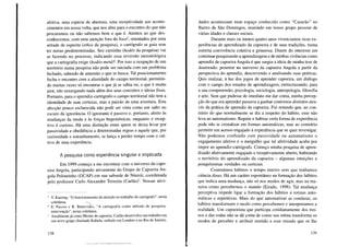 afetiva, uma espécie de abertura, uma receptividade aos aconte-
cimentos em nossa volta, que nos abre para o encontro do que não
procuramos ou não sabemos bem o que é. Atentos ao que des-
conhecemos, com uma atenção fora do focos, orientados por uma
atitude de espreita (ethos da pesquisa), o cartógrafo se guia sem
ter metas predeterminadas. Seu caminho (hodós da pesquisa) vai
se fazendo no processo, indicando essa reversão metodológica
que a cartografia exige (hodós-metá)6. Por isso a ocupação de um
território numa pesquisa não pode ser iniciada com um problema
fechado, sabendo de antemão o que se busca. Tal posicionamento
fecha o encontro com a alteridade do campo territorial, permitin-
do muitas vezes só encontrar o que já se sabia ou, o que é muito
pior, não enxergando nada além dos seus conceitos e ideias fixas.
Portanto, para o aprendiz-cartógrafo o campo territorial não tem a
identidade de suas certezas, mas a paixão de uma aventura. Esta
afecção pouco esclarecida não pode ser vista como um salto no
escuro da ignorância. O ignorante é passivo e, portanto, afeito às
mudanças da moda e às forças hegemônicas, enquanto o recep-
tivo é curioso. Há uma distinção entre quem se deixa levar por
passividade e obediência a determinadas regras e aquele que, por
curiosidade e estranhamento, se lança a perder tempo com o cul-
tivo de uma experiência.
A pesquisa como experiência singular e implicada
Em 1999 começo a me encontrar com o universo da capo-
eira Angola, participando ativamente do Grupo de Capoeira An-
gola Pelourinho (GCAP) em sua subsede de Niterói, coordenada
pelo professor Carlo Alexandre Teixeira (Carlãof. Nossas ativi-
5 V. Kastrup, "O funcionamento da atenção no trabalho do cartógrafo", nesta
coletânea. ~ .
E. Passos e R. Benevides, "A cartografia como método de pesqmsa-
intervenção", nesta coletânea.
7 Atualmente já como Mestre de capoeira, Carlão desenvolve um trabalho em
seu novo grupo chamado Kabula, sediado em Londres e no Rio de Janeiro.
138
dades aconteciam num espaço conhecido como "Casarão" no
Bairro de São Domingos, reunindo em nosso grupo pessoas de
várias idades e classes sociais.
Durante mais ou menos quatro anos vivenciamos ricas ex-
periências de aprendizado da capoeira e de suas tradições, numa
estreita convivência coletiva e generosa. Diante do interesse em
continuar pesquisando a aprendizagem e de minhas vivências como
aprendiz de capoeira Angola é que surgiu a ideia de minha tese de
doutorado: penetrar no universo da capoeira Angola a partir da
perspectiva do aprendiz, descrevendo e analisando suas práticas.
Quis realizar, à luz dos jogos de aprender capoeira, um diálogo
com o campo dos estudos de aprendizagem, entrecruzando, para
a sua compreensão, psicologia, sociologia, antropologia, filosofia
e arte. Sem que pudesse de imediato me dar conta, minha percep-
ção do que era aprender passava a ganhar contornos distintos atra-
vés da prática de aprendiz da capoeira. Fui notando que, ao con-
trário do que normalmente se diz a respeito do hábito, esse não
leva ao automatismo. Repetir e habitar certa forma de experiência
pode não te cristalizar em formas automáticas, mas ao contrário
permitir um acesso engajado à experiência que se quer investigar.
Não podemos confundir com passividade ou automatismo o
engajamento afetivo e o mergulho que tal afetividade acaba por
impor ao aprendiz-cartógrafo. Começo minha pesquisa de apren-
dizado afetivamente engajado e receptivamente aberto, habitando
o território do aprendizado da capoeira - algumas intuições e
pouquíssimas verdades ou certezas.
Contraímos hábitos o tempo inteiro sem que tenhamos
ciência disso. Há um caráter espontâneo na formação dos hábitos
que indica uma mudança, não só nos modos de agir, mas na ma-
neira como percebemos o mundo (Eirado, 1998). Tal mudança
perceptiva impede ligar a formação dos hábitos ã rotinas auto-
máticas e repetitivas. Mais do que automatizar as condutas, os
hábitos transformam o modo como percebemos e interpretamos a
realidade. Um capoeirista que participa cotidianamente dos trei-
nos e das rodas não se dá conta de como sua rotina transforma os
modos de perceber e atribuir sentido a esse mundo que se lhe
139
 