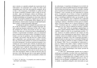 para o concreto, se o aprendiz-cartógrafo não se posicionar de um
modo lateral e em composição com o campo. Eis então a pista
metodológica que é bem mais uma atitude do cartógrafo: pôr-se
ao lado, o ethos da pesquisa. A lateralidade ou a prática da roda
faz circular a experiência incluindo a todos e a tudo em um mes-
mo plano - plano sem hierarquias, embora com diferenças; sem
homogeneidade, embora traçando um comum, uma comunicação.
Tal aposta metodológica da cartografia nos coloca lado a lado com
a tradição das pesquisas qualitativas e daquelas que investem nas
práticas de inclusão e de participação efetiva daqueles que, tra-
dicionalmente, estariam apenas na posição de objeto/participante.
Nesse sentido, a pesquisa pressupõe implicaçã08.
A implicação do aprendiz-cartógrafo deve posicioná-lo sem-
pre ao lado da experiência, evitando os perigos da posição, bas-
tante comum nas pesquisas tradicionais, do falar sobre. a apren-
diz-cartógrafo deve cultivar uma posição de estar com a expe-
riência e não sobre esta. A afecção que marca a disponibilidade ao
território é experimentada inicialmente como um chamamento
pouco esclarecido ou até mesmo confuso. A inteligência, não acos-
tumada a esse tipo de experiência, sente necessidade de explicar
ou entender o que acontece. Mas não seria esse o objetivo da pes-
quisa, compreender o que a princípio parece confuso e obscuro?
Sim, mas existem formas distintas de construir um entendimento
do território pesquisado. Uma dessas maneiras de pesquisar visa o
caminho que vai do concreto para o abstrato, do particular para o
geral. Tal posicionamento acaba por separar de modo hierárquico
a explicação do que é explicado, quem conhece do que é conhe-
cido, gerando um ponto de vista desencarnado que sobrevoa a
realidade em uma posição de observador de terceira pessoa (um
outro ethos da pesquisa). Tende a se tornar um discurso cada vez
mais puro e claro sobre algo que cada vez mais aparece descolado
dos acontecimentos. É estranho como acostumamos a chamar isso

8 E. Passos e R. Benevides, "A cartografia como método de pesquisa-
intervenção", nesta coletânea.
142
de conhecimento. A experiência de habitação de um território de
pesquisa acaba sendo um gatilho inicial para a decolagem interpre-
tativa em busca das formas puras e claras dos conceitos e sistemas
gerais. E quando através dessas fórmulas gerais retoma-se aos acon-
tecimentos, o que se encontra são casos particulares de sistemas
gerais. A composição com as formas e as forças da experiência
são permitidas apenas no engajamento inicial com o campo da pes-
quisa. A metodologia tradicional indica que tal posição, de estar
ao lado e com a experiência, não é compatível com a explicação
ou com o conhecimento, devendo aos poucos ser substituídas por
experiências indiretas e submetidas às formas gerais do entendi-
mento. É possível conhecer sem se colocar na posição do "saber
sobre"? Acreditamos que sim, e o método da cartografia propõe
exatamente isso, pois cultivar é diferente de dominar e controlar.
a "saber sobre" afirma um paradigma epistemológico ou
uma política cognitiva (Kastrup, Tedesco e Passos, 2008) que busca
controlar o objeto de estudo em sua manifestação presente e fu-
tura, valendo-se de modelos explicativos que contam com uma
repetição no futuro determinada por regras gerais. Conhecer aqui
é controlar variáveis da realidade, antecipar o futuro, determinar a
regularidade do fenômeno. Esse ethos da pesquisa pressupõe o
ideal purificador da ciência que busca o testemunho fidedigno dos
fatos em seu poder de confirmar ou refutar as hipóteses de traba-
lho (Stengers, 1990). Visa-se a neutralidade do conhecimento e,
para tal, a distância entre sujeito e objeto é condição de possibi-
lidade da verdade científica. A experiência dá lugar ao experi-
mento, como se não houvesse continuidade entre esses conceitos.
Aposta-se na ruptura epistemológica como modus operandi do
conhecimento rigoroso.
a "saber com", diferentemente, aprende com os eventos à
medida que os acompanha e reconhece neles suas singularidades.
Compreende de modo encarnado que, mais importante que o even-
to em geral, é a singularidade deste ou daquele evento. Ao invés
de controlá-los, os aprendizes-cartógrafos agenciam-se a eles, in-
cluindo-se em sua paisagem, acompanhando os seus ritmos. Nes-
se sentido, os aprendizes-cartógrafos estão interessados em agir
143
 