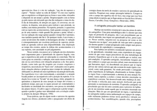 aproveitá-los. Esse é o rito de vadiação, "um rito de repouso e
espera". "Vamos vadiar na roda de fulano!" É com esse espírito
que os angoleiros se dirigem para as festas e suas rodas, relaxados
e dispondo de um tempo a perder. Despreocupados com as horas
ou pelo menos não deixando que elas lhe indiquem o rumo do dia.
É dia de brincadeira, de atenção aos jogos, às conversas, aos en-
contros, às disputas, sem pressa para realizar o que pretende, ou
melhor, sem muitas pretensões. Na espreita, portanto, o capoeirista
está na espera dos acontecimentos, rindo quando consegue o tem-
po de uma rasteira e rindo quando lhe passam a perna. Afinal, o
riso na vadiação não surge apenas quando o tempo lhe é oportuno,
mas também quando não lhe é. De qualquer modo, é um evento, e
como tal devemos lhe render as homenagens devidas. A vadiação
é consequentemente um excelente professor de capoeira, permi-
tindo ao aprendiz cultivar uma disponibilidade, uma disposição
ao tempo dos eventos, atento às dobras dos acontecimentos e à
sua espreita, sem ansiedade ou pré-julgamentos.
Nesse sentido, nos parece ser a vadiação um dos elementos
mais importantes para o aprendizado da capoeira Angola, visto
que a experiência não pode ser antecipada ou controlada. Não há
como guiar ou controlar a vadiação, nem muito menos treiná-la, a
não ser na convivência com situações propícias a ela. Seu apren-
dizado, como tudo que diz respeito aos eventos singulares e
irrepetíveis, necessita de um "fazer com", realizando com os apren-
dizes situações abertas e propícias para o tempo da vadiação, sen-
sibilizando-os, abrindo em suas experiências sua atenção desfocada.
Na experiência viva e não estereotipada, a ansiedade e a atenção
focada podem ser incompatíveis com a posição da espreita. A va-
diação leva (como na "levada" de uma dança, ritmo, gingado) os
aprendizes a disporem de uma atenção ao tempo dos eventos, a
perderem tempo, para que os signos possam ser contemplados e
decifrados na atualidade dos encontros, sem pressa ou ansiedade
dos planos futuros. O cultivo aq~i é a disposição a perder tempo -
quando o perder é ganhar mais iJitimidade com a evolução criado-
ra própria da duração (Bérgson, 1956).
Essas práticas, que de algum modo o universo da capoeira
Angola nos oferece, produzem sobre o pesquisador um efeito de
146
contágio diante da tarefa de estudar o universo do aprendizado da
capoeira. Pesquisar esse campo pressupõe habitá-lo. Compor-se
com o campo não significa não ter foco, mas exige que esse foco
esteja aberto à espreita, que se fique atento ao fora do foco (Alvarez,
Passos, Carvalho, Cesar, Gonçalves e Benevides, 2008).
A cartografia pressupõe habitar um território
Habitar um território existencial é uma das pistas do méto-
do cartográfico. Uma pista metodológica não é o mesmo que uma
regra ou protocolo de pesquisa, não é um procedimento que se
dita de antemão, mas requer um aprendizado ad hoc, passo a pas-
so. Nesse sentido, lançamo-nos na pesquisa tal como se diz
"lançamo-nos na água", sem perder de vista que tanto a pesquisa
ela mesma quanto o campo pesquisado estão sempre num proces-
so incessante de coprodução e coemergência.
Para habitar um território existencial é preciso um proces-
so de aprendizado, entendido mais como experiência de engaja-
mento do que como etapas prescritíveis de uma metodologia de
pesquisa. Experiência que só se dá a medida que se realiza, sem
pré-condições. O aprendiz-cartógrafo, inicialmente inseguro por
não conhecer o campo que encontra (afinal, mais encontramos do
que buscamos algo), vai descobrindo aos poucos que as regras
prévias são valores móveis que não existem de modo rígido e uni-
versal, como nada garantem. Vai sendo provocado e contagiado
pelas experiências de habitação, abandonando as formas rígidas,
as regras fixas e experimentando a abertura de uma atenção flu-
tuante, numa espreita a avaliar e tomar decisões encarnadas na
experiência concreta. Vai desenvolvendo uma mudança da aten-
ção focada e reduzida para uma atenção desfocada que pode
apreender os movimentos do território. O aprendiz-cartógrafo vai
percebendo que não há outro caminho para o processo de habita-
ção de um território senão aquele que se encontra encarnado nas
situações. Mais do que um aprendizado de regras, o aprendizado
da cartografia implica numa ambientação aos espaços do campo,
onde realmente podemos treinar nossa paciência e atenção aos
acontecimentos. Tais sensibilizações, quando vêm, pressupõem
147
 