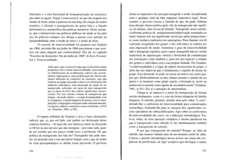 diferentes e o eixo horizontal de homogeneização da comunica-
ção entre os iguais. Traçar a transversal é, no que diz respeito aos
modos de dizer, tomar a palavra em sua força de criação de outros
sentidos, é afirmar o protagonismo de quem fala e a função
performativa e autopoiética das práticas narrativas. Dizer, portan-
to, que o intensivismo nas políticas públicas de saúde se faz pelo
uso da palavra-contágio nos obriga a pensar esse método na
inseparabilidade entre o modo de fazer e o modo de dizer.
O conceito de transversalidade foi proposto por Guattari
em 1964, servindo-lhe em junho de 1968 para pensar o que ocor-
rera em maio daquele ano contracultural. Diz ele no capítulo
"Excertos de discussões: fim de junho de 1968" do livro Psicaná-
lise e Transversalidade:
Acho que o que ocorreu foi algo que eu há muito tempo
propusera com o termo transversalidade: certa abertura
ou refechamento do acolhimento coletivo dos investi-
mentos superegoicos, uma modificação dos fatores edi-
pianos habituais do complexo de castração, algo que
restituiu ao grupo um poder coletivo em detrimento das
inibições individuais, uma atenuação do medo de ser
massacrado, asfixiado, em razão de uma transgressão
que se passa no nível das cadeias significantes incons-
cientes. Foi esse mesmo sistema de transgressão que
atingiu - de modo relativo - a noção de propriedade, com
as ocupações; a noção burguesa de pessoa, com as inter-
pelações; a linguagem coloquial usada sistematicamente;
o respeito a objetos veneráveis como a Sorbonne, a CGT
etc. (Guattari, 2004, p.282).
O ímpeto militante de Guattari o leva a fazer afirmações
radicais que, se, por um lado, não podem ser deslocadas desse
contexto histórico - do qual não nos interessa entrar na discussão
se 68 foi ou não um ano que não ter~nou - por outro lado, guar-
da um sentido que nos parece aindá novo e pertinente. De que
política da transgressão nos fala ele? Transgredir não pode mes-
mo ser pensado sem a sua inevitável relação com o que do ponto
de vista psicopatológico se define como perversão. O perverso
156
frente ao imperativo da castração transgride o medo, locupletando
todo e qualquer sinal da falta enquanto imperativo legal. Nesse
sentido, o perverso recusa a finitude do que ele pode. Afirmar
uma direção clínico-política pelo viés da transgressão não signifi-
ca, no entanto, uma recusa da finitude. Transgredir, nesse sentido,
é enfrentar práticas de assujeitamento/subjetivação assentadas no
medo imposto por um significante social que opera psiquicamen-
te como instância judicativa ou superegóica. Para Guattari em 64
a posição assujeitada dos grupos e dos indivíduos se explica por
uma imposição do medo. Aumentar o grau de transversalidade
inter e intragrupo significa, para o autor, transgredir não só o modo
tradicional de organização vertical e horizontal da comunicação
nas instituições como também e, para nós em especial, a relação
dos grupos e indivíduos com a sua própria finitude. Diz Guattari,
"a transversalidade é o lugar do sujeito inconsciente do grupo, o
além das leis objetivas que o fundamenta, o suporte do desejo do
grupo. Esta dimensão só pode ser posta em relevo em certos gru-
pos que, deliberadamente ou não, tentam assumir o sentido de sua
práxis e se instaurar como grupo sujeito, colocando-se, assim na
postura de se assumir como agente de sua própria morte" (Guattari,
1981, p.1O1). Eis aí a operação de antonomásia.
Chega-se ao intensivo a partir da transgressão de formas
sociais dominantes, como é o caso da forma triangular da família
burguesa. O método, portanto, propõe uma ação sobre "o caso",
abrindo-lhe o coeficiente de transversalidade para comunicações
extracódigo, fechando-lhe para as ameaças dos significantes so-
ciais operadores de sobrecodificações. Agir sobre os coeficientes
de transversalidade dos casos, eis a indicação metodológica. Tra-
ta-se, então, de uma operação complexa e mesmo paradoxal em
que a transgressão como método se faz imediatamente também
como a transgressão do método.
E por que transgressão do método? Porque, ao falar de
método, não estamos falando mais de um domínio estrito de saber.
Colocar a questão metodológica nesses termos nos afasta das exi-
gências de purificação, de rigor asséptico que distingue e separa
157
 