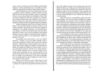 manas e sociais constroem uma narratividade que lhes permite
ultrapassar o limiar epistemológico que as mantinha, até então,
aquém do conhecimento rigoroso das ciências lógico-formais.
Apesar de diferentes, os dois estruturalismos são como face
e contraface, estrutura gestáltica e estrutura simbólica, de uma
forma de narrativa que toma a diferença a partir da semelhança.
Narrar o caso pelo procedimento da redundância é buscar nele
esse fundo estrutural por onde nunca passamos sem imediata-
mente estarmos diante de uma forma segregada. a caso, assim, se
apresenta sempre como uma forma, com seus limites precisos,
exigindo uma narrativa própria: uma grande narrativa, uma epopeia.
Segundo a leitura que fazem Deleuze e Guattari da obra de
Kafka, o caso individual é tratado nas grandes narrativas ou nas
"grandes literaturas" gerando blocos que queremos designar de
redundâncias: "Nas 'grandes' literaturas, o caso individual (fami-
liar, conjugal, etc.) tende a ir ao encontro de outros casos não menos
individuais, servindo o meio social de ambiente e fundo; embora
nenhum desses casos edipianos seja particularmente indispensá-
vel, todos 'formam um bloco' em um amplo espaço" (Deleuze e
Guattari, 1977, p.26).
Na avaliação crítica desses autores, o caso, nas "grandes
literaturas", é sempre o caso de um padrão, repetindo o que se
supõe como regra geral ou "fundo" a partir do que tudo se destaca
repetindo o imperativo legal. a fundo enquanto meio social, en-
quanto regra cultural, enquanto lei simbólica é predeterminado e
garante um esquema de repetição do mesmo formal. a caso é,
nesse procedimento narrativo, remetido a esse "fundo superior":
vai-se ao fundo, subindo-se, pois se sobe para atingir o que é
tomado como fundamento do caso, sua base superior ou seu
contexto frente ao qual o texto do caso ganha sentido. a que é dito
deve ser referido a esse fundo geral: o caso, para ser entendido,
deve ser rebatido sobre um pano de f1do que é tanto um bom-
senso quanto um senso comum.
Deleuze em A lógica do sentido (1982) define as duas
formas da opinião (doxa) que aprisiona o sentido. a bom-senso
é a direção ou sentido único que exprime uma ordem superior a
160
que se deve obedecer. Narrar o caso com bom-senso é dar como
direção da clínica esse sentido que vai do diferenciado das expe-
riências de uma vida ao indiferenciado da estrutura clínica: do
singular ao regular. Vai-se do passado ao futuro seguindo essa
flecha do tempo que permite uma explicação determinista do caso
e mesmo sua previsibilidade. a caso é relatado nesse sentido, em
um único sentido.
Além do bom-senso, o procedimento narrativo de redun-
dância submete o caso ao senso comum entendido como "função
de identificação" que relaciona o diverso ao Mesmo (Deleuze,
1982, p.80). Essas duas formas da doxa (bom-senso e senso co-
mum) se pressupõem na constituição de uma narrativa redundan-
te do caso. A direção previsível do relato do caso põe o passado, o
presente e o futuro em uma linearidade causal, o que não pode se
fazer sem uma instância unificadora da experiência de uma vida.
Essa instância tem como forma a identidade de um sujeito que
supomos estar presente do começo ao fim de um percurso do viver.
a caso submetido ao bom-senso e ao senso comum é nar-
rado por um texto determinista, de linearidade causal e unificado
pela identidade de um sujeito. Texto e contexto se entrelaçam, tal
como figura e fundo, na concepção gestaltista de estrutura, ou
elementos diferenciais de um sistema lógico-formal, na concep-
ção estruturalista da linguística, antropologia ou psicanálise.
2) Mas, diante de um caso, pode-se ter como procedimen-
to narrativo a desmontagem. Dessa maneira, do caso extrai-se a
agitação de microcasos como microlutas nele trazidas à cena. a
caso individual, no lugar de segregar uma forma única, gestáltica,
é a ocasião para o formigamento de mil casos ou intralutas que
revelam a espessura política da realidade do caso. Segundo Deleuze
e Guattari, Kafka fazia "engordar" o triângulo edípico, trazendo à
cena outros triângulos opressores de que a família toma também
seu poder: os triângulos judiciário, econômico, burocrático. Nesse
sentido, o triângulo edípico, o caso edípico, é a ocasião para esse
desdobramento ou multiplicação de casos. No limite desse triân-
gulo, outros triângulos em uma proliferação fractalizante que reco-
bre a superfície de um fundo de geometria irregular, longe do equi-
161
 