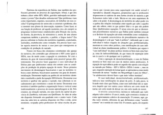 Partimos da experiência de Dalina, mas também dos pro-
fessores presentes no processo de capacitação. Afinal, o que eles
tinham a dizer sobre HIV, SIDA, gravidez indesejada em adoles-
centes e jovens? Que desafios enfrentavam? Que problemas viam
como importantes, urgentes, necessários, de trabalhar em suas es-
colas? O protagonismo de serem eles a construir o problema, eles
a construir seus planos de intervenção, espantou. Como fazer, se
sua função de professor, até aquele momento, era a de cumprir os
programas (extensivistas) estabelecidos pela Direção (da escola,
do distrito, da província, do ministério) e, assim, de seus alunos
cumprirem também o prescrito, o padrão, a língua maior? Era
preciso enfrentar os limites dos territórios regulados, controlados,
instituídos, estabelecidos como verdades. Era preciso fazer vaci-
lar aquela maneira de narrar o caso para que emergissem as
condições de produção do narrado.
Fomos em busca dos elementos constituintes não apenas
da narrativa, dos conteúdos que afirmavam o HIV como igual à
SIDA, mas do modo como a equação se constituira. Só com a
abertura do grau de transversalidade seria possível pensar dife-
rentemente. Era preciso fazer gaguejar o caso individual de
Dalina para que pudéssemos entrar em contato com as condi-
ções de produção da própria equação de morte. Nesse primeiro
movimento de desmotagem buscávamos o que no território vi-
brava como abertura, buscávamos aumentar seu grau de desterri-
torialização. Desmontar implica na quebra de um território identi-
tário constituído a partir da equação SIDNmorte. Desmontar esse
território é quebrar não apenas o narrado, mas sobretudo os en-
cadeamentos que constituem o modo de narrar. Desmontar esse
território é também quebrar a organização linear e vertical como
tradicionalmente o processo de ensino-aprendizagem se dá. Nós
estamos, na situação narrada, em uma eJola da capital da pro-
víncia de Zambésia, estávamos em QuelImane. As salas de aulas
são dispostas formando um quadrado com o centro vazio. Cada
uma das salas tem as carteiras dispostas em filas e estão, neste
momento, ocupadas pelos professores de várias escolas da pro-
166
víncia que vieram para uma capacitação em saúde sexual e
reprodutiva. Quando chegamos, propusemos que os professores
dispusessem as cadeiras de uma forma circular de maneira a que
ficássemos todos lado a lado. Mexia-se em uma arquitetura de
saber e de poder. A desmontagem do território de saber-poder era
a quebra das relações instituídas entre aquele que sabe e aqueles
que não sabem, entre os que podem falar e os que não podem
falar. Quebrávamos equações. É nessa cena em que se desmon-
tam procedimentos narrativos que Dalina pode também começar
a se desfazer de equações até então entendidas como verdadeiras.
A segunda característica do procedimento narrativo da
desmontagem é a de que "tudo é político", indicando que o caso
individual é índice singular de situações que, problematizadas,
mostram-se como ethos político, com ramificações do caso indi-
vidual no plano imediatamente político. A fronteira que separa o
"caso individual" do plano político mostra-se bem mais uma fran-
ja, zona de indiscernibilidade, do que marca de separação entre
um (o caso) e o de qualquer um (o político).
Com a operação de desterritorialização, o caso de Dalina
mostrou-se bem mais um caso de muitos outros professores. A
equação de equivalência pode ser arguida não apenas com relação
ao narrado por Dalina - HIV é SIDA e SIDA é morte -, mas ao
que, enquanto operação de tornar igual, se apresentava como modo
instituído de narrar: "mulher em Moçambique é para ter filhos",
"os adolescentes devem fazer o que mais velhos mandam".
O caso individual, desterritorializado, problematizado,
indicava suas ramificações no plano da polis. A cada passo, ia
ficando mais claro que Dalina, como caso individual não se sepa-
rava daquilo que nos outros casos indicava um certo modo de
narrar, um certo modo de deixar ver, um certo modo de existir.
A terceira característica insinua-se indicando que tudo
adquire valor coletivo. O caso é, então, ação com (um) e institui-se
como agenciamento coletivo de enunciação. O comum, aqui, ga-
nha outro sentido, diferente do que definíamos como "sentido
comum" ou o sentido do como Um. O comum, agora, diz respeito
167
 