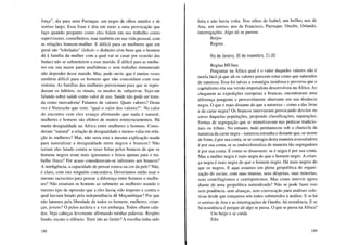 força", diz para mim Parruque, um negro de olhos miúdos e de
sorriso largo. Essa frase é dita em meio a uma provocação que
faço quando pergunto como eles lidam em seu trabalho como
supervisores, conselheiros, mas também em sua vida pessoal, com
as relações homem-mulher. E difícil para as mulheres que em
geral são "loboladas" (lobolo = dinheiro e/ou bens que o homem
dá à família da mulher com a qual vai se casar por ocasião das
bodas) não se submeterem a esse marido. É difícil para as mulhe-
res em sua maior parte analfabetas e sem trabalho remunerado
não depender desse marido. Mas, pude ouvir, que é muitas vezes
também difícil para os homens que não concordam com esse
sistema. As famílias das mulheres pressionam para que se repro-
duzam os hábitos, os rituais, os modos de subjetivar. Vejo-me
falando sobre saúde como valor de uso. Saúde não pode ser trata-
da como mercadoria! Falamos de valores. Quais valores? Desta
vez é Nietzsche que vem: "qual o valor dos valores?". No calor
do encontro com eles avanço afirmando que nada é natural,
mulheres e homens são efeitos de muitos entrecruzamentos. Há
muita desigualdade na África entre mulheres e homens. Consi-
deram "natural" a relação de desigualdade e menos-valia em rela-
ção às mulheres? Mas, não seria esta a mesma explicação usada
para naturalizar a desigualdade entre negros e brancos? Não
teriam eles lutado contra as teses feitas pelos brancos de que os
homens negros eram mais ignorantes e feitos apenas para o tra-
balho físico? Por acaso consideravam-se inferiores aos brancos?
A inteligência, a capacidade de pensar estava na cor da pele? Não,
é claro, com isto ninguém concordava. Deveríamos então usar o
mesmo raciocínio para pensar a diferença entre homens e mulhe-
res? Não estariam os homens ao submeter as mulheres usando o
mesmo tipo de opressão que a eles havi" sido imposto e contra o
qual haviam lutado pela independência d~ Moçambique? Por que
não lutamos pela liberdade de todos os homens, mulheres, crian-
ças, jovens? O pulso acelera e a voz embarga. Todos olham cala-
dos. Vejo cabeças levemente afirmando minhas palavras. Respiro
fundo, escuto o silêncio. Terei ido ao limite? A escolha tinha sido
188
feita e não havia volta. Nos olhos de Isabel, um brilho; nos de
Ana, um sorriso, nos de Francisco, Parruque, Onofre, Orlando,
interrogações. Algo ali se passou.
Beijos
Regina
Rio de Janeiro, 30 de novembro, 21 :00
Regina MUlata
Perguntar na África qual é o valor daqueles valores não é
tarefa fácil já que ali os valores parecem estar como que saturados
de natureza. Essa foi talvez a estratégia insidiosa e perversa que o
capitalismo em sua versão imperialista desenvolveu na África. Ao
chegarem as expedições europeias e brancas, encontraram uma
diferença pungente e provavelmente aberrante em sua distância
negra. O que é mais distante do que a natureza - como a das feras
e da carne negra? Os brancos intervieram provocando desvios no
curso daquelas populações, propondo classificações, separações,
formas de segregação que se mimetizavam nas práticas tradicio-
nais ou tribais. No entanto, tudo permaneceu sob a chancela da
natureza da carne negra - natureza estranha e distante que, se morre
de fome, é por sua conta, se se contagia desta maneira avassaladora
é por sua conta, se se endocolonializa de maneira tão segregadora
é por sua conta. É como se dissessem: se é negra é por sua conta.
Mas a mulher negra é mais negra do que o homem negro. A crian-
ça negra é mais negra do que o homem negro. Há mais negros do
que os negros. E aqui estamos em plena geopolítica de organi-
zação do socius, com suas tiranias, seus déspotas, suas minorias,
seus centrifugismos e centripetismos. Mas como intervir agora
diante de uma geopolítica naturalizada? Não se pode fazer isso
sem prudência, sem alianças, sem convocação para análises cole-
tivas desde que estejamos nós todos submetidos à análise. E se há
o sorriso de Ana e as interrogações de Onofre, há resistência. E se
há resistência é porque ali algo se passa. O que se passa na África?
Um beijo e se cuida
Edu
189
 