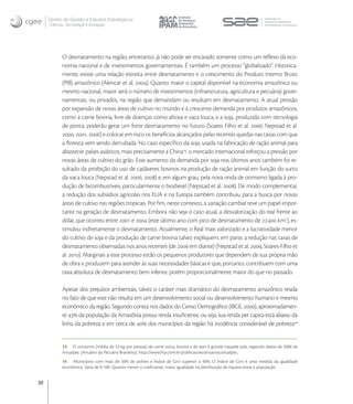Centro de Gestão e Estudos Estratégicos
     Ciência, Tecnologia e Inovação




           O desmatamento na região, entretanto, já não pode ser encarado somente como um reﬂexo da eco-
           nomia nacional e de investimentos governamentais. É também um processo “globalizado”. Historica-
           mente, existe uma relação estreita entre desmatamento e o crescimento do Produto Interno Bruto
           (PIB) amazônico (Alencar et al. ). Quanto maior o capital disponível na economia amazônica ou
           mesmo nacional, maior será o número de investimentos (infraestrutura, agricultura e pecuária) gover-
           namentais, ou privados, na região que demandam ou resultam em desmatamento. A atual pressão
           por expansão de novas áreas de cultivo no mundo e a crescente demanda por produtos amazônicos,
           como a carne bovina, livre de doenças como aftosa e vaca louca, e a soja, produzida com tecnologia
           de ponta, poderão gerar um forte desmatamento no futuro (Soares Filho et al. ; Nepstad et al.
           , , ) e colocar em risco os benefícios alcançados pelas recentes quedas nas taxas com que
           a ﬂoresta vem sendo derrubada. No caso especíﬁco da soja, usada na fabricação de ração animal para
           abastecer países asiáticos, mais precisamente a China, o mercado internacional reforçou a pressão por
           novas áreas de cultivo do grão. Esse aumento da demanda por soja nos últimos anos também foi re-
           sultado da proibição do uso de cadáveres bovinos na produção de ração animal em função do surto
           da vaca louca (Nepstad et al. , ) e, em algum grau, pela nova onda de otimismo ligada à pro-
           dução de bicombustíveis, particularmente o biodiesel (Nepstad et al. ). De modo complementar,
           a redução dos subsídios agrícolas nos EUA e na Europa também contribuiu para a busca por novas
           áreas de cultivo nas regiões tropicais. Por ﬁm, neste contexto, a variação cambial teve um papel impor-
           tante na geração de desmatamento. Embora não seja o caso atual, a desvalorização do real frente ao
           dólar, que ocorreu entre  e  (este último ano com pico de desmatamento de . km), es-
           timulou indiretamente o desmatamento. Atualmente, o Real mais valorizado e a lucratividade menor
           do cultivo de soja e da produção de carne bovina talvez expliquem, em parte, a redução nas taxas de
           desmatamento observadas nos anos recentes (de  em diante) (Nepstad et al. , Soares-Filho et
           al. ). Marginais a este processo estão os pequenos produtores que dependem de sua própria mão
           de obra e produzem para atender às suas necessidades básicas e que, portanto, contribuem com uma
           taxa absoluta de desmatamento bem inferior, porém proporcionalmente maior do que no passado.

           Apesar dos prejuízos ambientais, talvez o caráter mais dramático do desmatamento amazônico resida
           no fato de que este não resulta em um desenvolvimento social ou desenvolvimento humano e mesmo
           econômico da região. Segundo consta nos dados do Censo Demográﬁco (IBGE, ), aproximadamen-
           te  da população da Amazônia possui renda insuﬁciente, ou seja, sua renda per capita está abaixo da
           linha da pobreza e em cerca de  dos municípios da região há incidência considerável de pobreza


           13 O consumo (média de 53 kg por pessoa) de carne suína, bovina e de aves é grande naquele país, segundo dados de 2006 da
           Anualpec (Anuário da Pecuária Brasileira): http://www.fnp.com.br/publicacoes/anuarios/anualpec.
           14 Municípios com mais de 50% de pobres e Índice de Gini superior a 40%. O Índice de Gini é uma medida da igualdade
           econômica. Varia de 0-100. Quanto menor o coeﬁciente, maior igualdade na distribuição de riqueza entre a população.


30
 