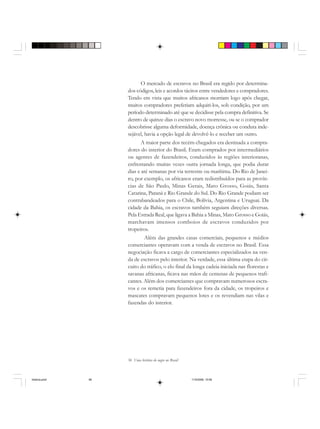 56 Uma história do negro no Brasil
O mercado de escravos no Brasil era regido por determina-
dos códigos, leis e acordos tácitos entre vendedores e compradores.
Tendo em vista que muitos africanos morriam logo após chegar,
muitos compradores preferiam adquiri-los, sob condição, por um
período determinado até que se decidisse pela compra definitiva. Se
dentro de quinze dias o escravo novo morresse, ou se o comprador
descobrisse alguma deformidade, doença crônica ou conduta inde-
sejável, havia a opção legal de devolvê-lo e receber um outro.
A maior parte dos recém-chegados era destinada a compra-
dores do interior do Brasil. Eram comprados por intermediários
ou agentes de fazendeiros, conduzidos às regiões interioranas,
enfrentando muitas vezes outra jornada longa, que podia durar
dias e até semanas por via terrestre ou marítima. Do Rio de Janei-
ro, por exemplo, os africanos eram redistribuídos para as provín-
cias de São Paulo, Minas Gerais, Mato Grosso, Goiás, Santa
Catarina, Paraná e Rio Grande do Sul. Do Rio Grande podiam ser
contrabandeados para o Chile, Bolívia, Argentina e Uruguai. Da
cidade da Bahia, os escravos também seguiam direções diversas.
Pela Estrada Real, que ligava a Bahia a Minas, Mato Grosso e Goiás,
marchavam imensos comboios de escravos conduzidos por
tropeiros.
Além das grandes casas comerciais, pequenos e médios
comerciantes operavam com a venda de escravos no Brasil. Essa
negociação ficava a cargo de comerciantes especializados na ven-
da de escravos pelo interior. Na verdade, essa última etapa do cir-
cuito do tráfico, o elo final da longa cadeia iniciada nas florestas e
savanas africanas, ficava nas mãos de centenas de pequenos trafi-
cantes. Além dos comerciantes que compravam numerosos escra-
vos e os remetia para fazendeiros fora da cidade, os tropeiros e
mascates compravam pequenos lotes e os revendiam nas vilas e
fazendas do interior.
historia.pmd 11/5/2006, 10:0856
 