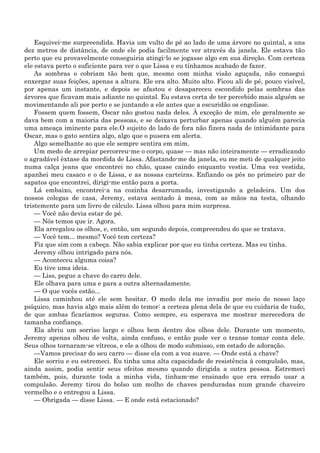 Esquivei-me surpreendida. Havia um vulto de pé ao lado de uma árvore no quintal, a uns
dez metros de distância, de onde ele podia facilmente ver através da janela. Ele estava tão
perto que eu provavelmente conseguiria atingi-lo se jogasse algo em sua direção. Com certeza
ele estava perto o suficiente para ver o que Lissa e eu tínhamos acabado de fazer.
    As sombras o cobriam tão bem que, mesmo com minha visão aguçada, não consegui
enxergar suas feições, apenas a altura. Ele era alto. Muito alto. Ficou ali de pé, pouco visível,
por apenas um instante, e depois se afastou e desapareceu escondido pelas sombras das
árvores que ficavam mais adiante no quintal. Eu estava certa de ter percebido mais alguém se
movimentando ali por perto e se juntando a ele antes que a escuridão os engolisse.
    Fossem quem fossem, Oscar não gostou nada deles. À exceção de mim, ele geralmente se
dava bem com a maioria das pessoas, e se deixava perturbar apenas quando alguém parecia
uma ameaça iminente para ele.O sujeito do lado de fora não fizera nada de intimidante para
Oscar, mas o gato sentira algo, algo que o pusera em alerta.
    Algo semelhante ao que ele sempre sentira em mim.
    Um medo de arrepiar percorreu-me o corpo, quase — mas não inteiramente — erradicando
o agradável êxtase da mordida de Lissa. Afastando-me da janela, eu me meti de qualquer jeito
numa calça jeans que encontrei no chão, quase caindo enquanto vestia. Uma vez vestida,
apanhei meu casaco e o de Lissa, e as nossas carteiras. Enfiando os pés no primeiro par de
sapatos que encontrei, dirigi-me então para a porta.
    Lá embaixo, encontrei-a na cozinha desarrumada, investigando a geladeira. Um dos
nossos colegas de casa, Jeremy, estava sentado à mesa, com as mãos na testa, olhando
tristemente para um livro de cálculo. Lissa olhou para mim surpresa.
    — Você não devia estar de pé.
    — Nós temos que ir. Agora.
    Ela arregalou os olhos, e, então, um segundo depois, compreendeu do que se tratava.
    — Você tem... mesmo? Você tem certeza?
    Fiz que sim com a cabeça. Não sabia explicar por que eu tinha certeza. Mas eu tinha.
    Jeremy olhou intrigado para nós.
    — Aconteceu alguma coisa?
    Eu tive uma ideia.
    — Liss, pegue a chave do carro dele.
    Ele olhava para uma e para a outra alternadamente.
    — O que vocês estão...
    Lissa caminhou até ele sem hesitar. O medo dela me invadiu por meio de nosso laço
psíquico, mas havia algo mais além do temor: a certeza plena dela de que eu cuidaria de tudo,
de que ambas ficaríamos seguras. Como sempre, eu esperava me mostrar merecedora de
tamanha confiança.
    Ela abriu um sorriso largo e olhou bem dentro dos olhos dele. Durante um momento,
Jeremy apenas olhou de volta, ainda confuso, e então pude ver o transe tomar conta dele.
Seus olhos tornaram-se vítreos, e ele a olhou de modo submisso, em estado de adoração.
    —Vamos precisar do seu carro — disse ela com a voz suave. — Onde está a chave?
    Ele sorriu e eu estremeci. Eu tinha uma alta capacidade de resistência à compulsão, mas,
ainda assim, podia sentir seus efeitos mesmo quando dirigida a outra pessoa. Estremeci
também, pois, durante toda a minha vida, tinham-me ensinado que era errado usar a
compulsão. Jeremy tirou do bolso um molho de chaves penduradas num grande chaveiro
vermelho e o entregou a Lissa.
    — Obrigada — disse Lissa. — E onde está estacionado?
 