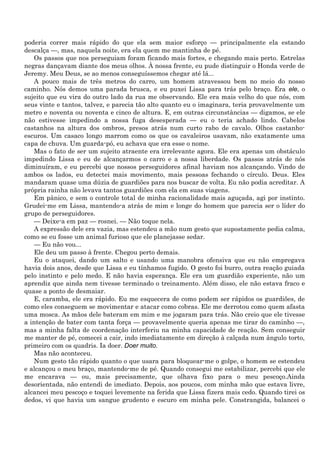 poderia correr mais rápido do que ela sem maior esforço — principalmente ela estando
descalça —, mas, naquela noite, era ela quem me mantinha de pé.
   Os passos que nos perseguiam foram ficando mais fortes, e chegando mais perto. Estrelas
negras dançavam diante dos meus olhos. À nossa frente, eu pude distinguir o Honda verde de
Jeremy. Meu Deus, se ao menos conseguíssemos chegar até lá...
   A pouco mais de três metros do carro, um homem atravessou bem no meio do nosso
caminho. Nós demos uma parada brusca, e eu puxei Lissa para trás pelo braço. Era ele, o
sujeito que eu vira do outro lado da rua me observando. Ele era mais velho do que nós, com
seus vinte e tantos, talvez, e parecia tão alto quanto eu o imaginara, teria provavelmente um
metro e noventa ou noventa e cinco de altura. E, em outras circunstâncias — digamos, se ele
não estivesse impedindo a nossa fuga desesperada — eu o teria achado lindo. Cabelos
castanhos na altura dos ombros, presos atrás num curto rabo de cavalo. Olhos castanho-
escuros. Um casaco longo marrom como os que os cavaleiros usavam, não exatamente uma
capa de chuva. Um guarda-pó, eu achava que era esse o nome.
   Mas o fato de ser um sujeito atraente era irrelevante agora. Ele era apenas um obstáculo
impedindo Lissa e eu de alcançarmos o carro e a nossa liberdade. Os passos atrás de nós
diminuíram, e eu percebi que nossos perseguidores afinal haviam nos alcançando. Vindo de
ambos os lados, eu detectei mais movimento, mais pessoas fechando o círculo. Deus. Eles
mandaram quase uma dúzia de guardiões para nos buscar de volta. Eu não podia acreditar. A
própria rainha não levava tantos guardiões com ela em suas viagens.
   Em pânico, e sem o controle total de minha racionalidade mais aguçada, agi por instinto.
Grudei-me em Lissa, mantendo-a atrás de mim e longe do homem que parecia ser o líder do
grupo de perseguidores.
   — Deixe-a em paz — rosnei. — Não toque nela.
   A expressão dele era vazia, mas estendeu a mão num gesto que supostamente pedia calma,
como se eu fosse um animal furioso que ele planejasse sedar.
   — Eu não vou...
   Ele deu um passo à frente. Chegou perto demais.
   Eu o ataquei, dando um salto e usando uma manobra ofensiva que eu não empregava
havia dois anos, desde que Lissa e eu tínhamos fugido. O gesto foi burro, outra reação guiada
pelo instinto e pelo medo. E não havia esperança. Ele era um guardião experiente, não um
aprendiz que ainda nem tivesse terminado o treinamento. Além disso, ele não estava fraco e
quase a ponto de desmaiar.
   E, caramba, ele era rápido. Eu me esquecera de como podem ser rápidos os guardiões, de
como eles conseguem se movimentar e atacar como cobras. Ele me derrotou como quem afasta
uma mosca. As mãos dele bateram em mim e me jogaram para trás. Não creio que ele tivesse
a intenção de bater com tanta força — provavelmente queria apenas me tirar do caminho —,
mas a minha falta de coordenação interferiu na minha capacidade de reação. Sem conseguir
me manter de pé, comecei a cair, indo imediatamente em direção à calçada num ângulo torto,
primeiro com os quadris. Ia doer. Doer muito.
   Mas não aconteceu.
   Num gesto tão rápido quanto o que usara para bloquear-me o golpe, o homem se estendeu
e alcançou o meu braço, mantendo-me de pé. Quando consegui me estabilizar, percebi que ele
me encarava — ou, mais precisamente, que olhava fixo para o meu pescoço.Ainda
desorientada, não entendi de imediato. Depois, aos poucos, com minha mão que estava livre,
alcancei meu pescoço e toquei levemente na ferida que Lissa fizera mais cedo. Quando tirei os
dedos, vi que havia um sangue grudento e escuro em minha pele. Constrangida, balancei o
 