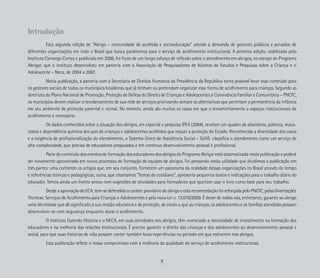 Introdução
Esta segunda edição de “Abrigo – comunidade de acolhida e socioeducação” atende à demanda de gestores públicos e privados de
diferentes organizações em todo o Brasil que busca parâmetros para o serviço de acolhimento institucional. A primeira edição, viabilizada pelo
Instituto Camargo Correa e publicada em 2006, foi fruto de um longo esforço de reflexão sobre o atendimento em abrigos, no escopo do Programa
Abrigar, que o instituto desenvolveu em parceria com a Associação de Pesquisadores de Núcleos de Estudos e Pesquisas sobre a Criança e o
Adolescente – Neca, de 2004 a 2007.
Nesta publicação, a parceria com a Secretaria de Direitos Humanos da Presidência da República torna possível levar esse conteúdo para
os gestores sociais de todos os municípios brasileiros que já tenham ou pretendam organizar essa forma de acolhimento para crianças. Segundo as
diretrizes do Plano Nacional de Promoção, Proteção de Defesa do Direito de Crianças e Adolescentes à Convivência Familiar e Comunitária – PNCFC,
os municípios devem realizar o reordenamento de sua rede de serviços priorizando sempre as alternativas que permitam a permanência da infância
em seu ambiente de proteção parental e vicinal. No entanto, ainda são muitos os casos em que o encaminhamento a espaços institucionais de
acolhimento é necessário.
Os dados conhecidos sobre a situação dos abrigos, em especial a pesquisa IPEA (2004), revelam um quadro de abandono, pobreza, maus-
tratos e dependência química dos pais de crianças e adolescentes acolhidos que requer a proteção do Estado. Reconhecida a diversidade dos casos
e a exigência de profissionalização do atendimento, o Sistema Único de Assistência Social – SUAS classifica o atendimento como um serviço de
alta complexidade, que precisa de educadores preparados e em contínuo desenvolvimento pessoal e profissional.
Parte do conteúdo dos eventos de formação dos educadores dos abrigos do Programa Abrigar está sistematizada nesta publicação e poderá
ser novamente aproveitada em novos processos de formação de equipes de abrigos. Foi pensando nesta utilidade que dividimos a publicação em
três partes: uma contendo os artigos que, em seu conjunto, fornecem um panorama da realidade dessas organizações no Brasil através do tempo
e referências teóricas e pedagógicas; outra, que chamamos “Temas do cotidiano”, apresenta pequenos textos e indicações para o trabalho diário do
educador. Temos ainda um livreto anexo com sugestões de atividades para formadores que queiram usar o livro como base para seu trabalho.
Desde a aprovação do ECA, tem-se defendido o caráter provisório do abrigo e esta recomendação foi reforçada pelo PNCFC, pelas Orientações
Técnicas: Serviços de Acolhimento para Crianças e Adolescentes e pela nova Lei n. 12.010/2009. É dever de todos nós, entretanto, garantir ao abrigo
uma identidade que dê significado à sua missão educativa e de proteção, de modo a que as crianças, os adolescentes e as famílias atendidas possam
desenvolver-se com segurança enquanto durar o acolhimento.
O Instituto Fazendo História e o NECA, em suas atividades nos abrigos, têm vivenciado a necessidade de investimento na formação dos
educadores e na melhoria das relações institucionais. É preciso garantir o direito das crianças e dos adolescentes ao desenvolvimento pessoal e
social, para que suas histórias de vida possam conter também boas experiências no período em que estiverem nos abrigos.
Esta publicação reflete o nosso compromisso com a melhoria da qualidade do serviço de acolhimento institucional.
9
 
