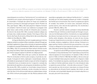 casas abrigavam os curumins ou “meninos da terra” e se constituíam, em
consonância com o projeto colonial português, em “um posto avançado
de transmissão e inculcação dos valores do invasor aos invadidos (os
gentios) no processo de colonização portuguesa” (Janice Theodora da
Silva, apud Sposati, 1988, p. 62). Esses pequenos indígenas formaram
um verdadeiro “exército de Jesus”, que colaborava na pregação cristã
pelas matas e pelos sertões, servindo de intérpretes para os jesuítas.
No decorrer dos séculos XVI e XVII, os jesuítas fundaram colégios nas
principais vilas e cidades da época: Salvador, Porto Seguro, Vitória, São
Vicente, São Paulo, Rio de Janeiro, Olinda, Recife, São Luís do Maranhão
e Belém do Pará (Marcílio, 1998).
As Casas de Muchachos não eram ocupadas apenas por meninos
indígenas;tambémserecebiamórfãoseenjeitados,vindosdePortugal,que
aprendiamrapidamentealínguanativa,tornando-seimportantesauxiliares
notrabalhodeconversão(Chamboileyron,2004).Noentanto,segundoMar-
cílio (1998, p. 130-131), os jesuítas não tinham nenhum interesse na sorte
das crianças da Colônia, fossem elas abandonadas, ilegítimas ou escravas,
pois “nenhum pequeno exposto foi admitido nos colégios jesuítas”.
Marcílio (1998) relata ainda que a prática de abandono dos
filhos foi introduzida na América pelos europeus, no período da colo-
nização. A situação de miséria, exploração e marginalização, aliada às
dificuldades de apropriação do modelo europeu de família monogâmica
e indissolúvel, levou os moradores da terra “a seguirem o exemplo dos
descendentes de espanhóis ou de portugueses, de abandonar seus filhos”.
Nos séculos XVI e XVII, já podiam ser encontradas crianças brancas e
mestiças perambulando, esmolando, vivendo entocadas nos matos ao
redor das vilas. A infra-estrutura destinada aos cuidados dessas crianças
não refletia nenhuma preocupação com elas. Muitas acabavam sendo
assumidas ou agregadas como criadas por famílias da terra: “... a maioria
dos bebês que iam sendo largados acabavam por receber a compaixão
das famílias que os encontravam. Elas criavam os expostos por espírito
de caridade, mas também, em muitos casos, calculando utilizá-los,
quando maiores, como mão-de-obra suplementar, fiel, reconhecida e
gratuita” (Marcílio, 2003, p. 55).
Durante o período colonial, a proteção à criança abandonada
no Brasil tinha por referência as determinações de Portugal e era pre-
vista nas três Ordenações do Reino: formalmente, era responsabilidade
das câmaras municipais encontrar os meios para criar as crianças sem
família, sendo obrigadas a lhes destinar um sexto de seus recursos.
Função que freqüentemente era exercida a contragosto, com evidências
de omissão, relutância, negligência e falta de interesse: limitavam-se a
pagar quantias irrisórias a amas-de-leite para amamentar e criar essas
crianças ou delegavam serviços especiais de proteção a outras institui-
ções, sobretudo às Santas Casas de Misericórdia.
Foi apenas no século XVIII que surgiram as primeiras instituições
de proteção à criança abandonada. Foram implantadas as três primeiras
rodas de expostos em terras brasileiras: em Salvador (1726), no Rio de
Janeiro (1738) e em Recife (1789). Marcílio (2003, p. 55) nos conta que
“a quase totalidade desses pequenos expostos nem chegavam à idade
adulta. A mortalidade dos expostos, assistidos pela roda, pelas câmaras
ou criados em famílias substitutas, sempre foi a mais elevada de todos
os segmentos sociais do Brasil – incluindo neles os escravos”. É impor-
tante assinalar que não era comum, nessa época, as crianças africanas
ou descendentes de africanos ficarem expostas: elas tinham um valor
de mercado, eram propriedade daqueles que as haviam adquirido ou a
seus pais, para serem seus escravos.
“Foi apenas no século XVIII que surgiram as primeiras instituições de proteção à criança abandonada. Foram implantadas as três
primeiras rodas de expostos em terras brasileiras: em Salvador (1726), no Rio de Janeiro (1738) e em Recife (1789)”
22ABRIGO comunidade de acolhida e socioeducação
 