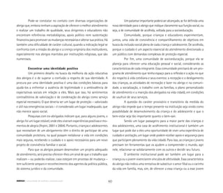 Pode-se constatar no contato com diversas organizações de
abrigoque,emboratenhamaaspiraçãodeofereceromelhoratendimento
e realizar um trabalho de qualidade, seus dirigentes e educadores não
encontram referências metodológicas, apoio político nem sustentação
financeiraparapromoverasmudançasnecessáriasealterarsuaprática.Há
também uma dificuldade de caráter cultural, quando a indicação legal se
confronta com a missão do abrigo e a crença originária dos instituidores,
especialmente nos abrigos mantidos por instituições religiosas, que são
numerosos.
Encontrar uma identidade positiva
Um primeiro desafio na busca da melhoria da ação educativa
dos abrigos é o de superar a confusão a respeito de sua identidade. A
procura por uma identidade positiva é uma das condições básicas para
ajudá-los a enfrentar a ausência de legitimidade e a ambivalência de
expectativas sociais em relação a eles. Mais que isso, há sentimentos
contraditórios de valorização e de condenação do abrigo como serviço
especial necessário. O que deveria ser um lugar de proteção – valorizado
e útil nas emergências sociais – é considerado um lugar inadequado, que
não merece apoio social.
Pesquisas com ex-abrigados indicam que, para alguns jovens, o
abrigofoiumlugarestável,ondeelesviveramexperiências positivas e mo-
mentos de alegria (Arpini, 2001 e 2004). Portanto, crianças e adolescentes
que necessitam de um abrigamento têm o direito de participar de uma
comunidade protetora, na qual possam reelaborar a vida em condições
mais seguras, recebendo o cuidado e o apoio necessários para um novo
projeto de convivência familiar e social.
Para que os abrigos possam desenvolver um projeto adequado
de atendimento, será preciso oferecer-lhes um sinal de que o trabalho que
realizam – ou poderão realizar, caso estejam em processo de mudança –
tem suficiente amparo e reconhecimento dos agentes da política pública,
do sistema jurídico e da comunidade.
Umpatamarimportantepoderáseralcançado,sefordefinidauma
novaidentidadeparaoabrigoqueindiqueclaramentesuafunçãosocial,ou
seja, a de comunidade de acolhida, voltada para a socioeducação.
Comunidade, porque crianças e educadores experimentam,
juntos, uma vida de convivência e compartilhamento de objetivos em
busca da inclusão social plena de cada criança e adolescente. De acolhida,
porque o cuidado é um aspecto essencial do atendimento direcionado a
um público com demandas complexas de proteção especial.
Por fim, uma comunidade de socioeducação, porque ela se
planeja para oferecer uma educação pessoal e social, considerando as
características de cada integrante. Essa comunidade precisará de um pro-
grama de atendimento que tenha espaço para a reflexão e a ação no que
diz respeito à vida cotidiana e seus eventos: a recepção e o desligamento
das crianças, as atividades de recreação e lazer no abrigo e na comuni-
dade, a socialização, o trabalho com as famílias, o plano personalizado
de atendimento e a inserção dos abrigados na vida cidadã, em condições
de usufruir de seus serviços.
A questão do caráter provisório e transitório da medida do
abrigo não impede que o tempo presente na instituição seja vivido como
possibilidade de desenvolvimento da criança e do adolescente e que o
bem-estar seja tão importante quanto o bem-sair.
Sendo um lugar passageiro para a maior parte das crianças e
dos adolescentes, uma casa de acolhimento institucional é também um
lugar que pode dar a eles uma oportunidade de viver uma experiência de
cuidadoeaceitação,umlugarondepodemreceberapoioesegurançapara
que participem plenamente da vida cidadã. Para isso, as crianças e jovens
precisam ter ferramentas que os ajudem a compreender o mundo, agir
nele, relacionar-se solidariamente com os outros e decidir seu futuro.
O ambiente institucional pode ser também um lugar para a
criançaouojovemvivenciaremvínculosdeafetividade.Essacaracterística
do abrigo não indica uma tentativa de substituir o amor filial ou o carinho
da vida em família, mas, sim, de oferecer a essa criança ou a esse jovem
60ABRIGO comunidade de acolhida e socioeducação
 