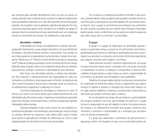 que acontece pelo exemplo. Aprendemos muito uns com os outros, e a
criança aprende com os adultos de seu convívio os valores fundamentais
para sua existência. Aprende com o não-dito, aprende com as insinuações,
aprende com os gestos e com as palavras, repetidos dia após dia. Por isso,
a presença educativa ganha tanta relevância no cotidiano do abrigo. O
educador deve se conscientizar de que cada atitude sua é um recado que
manda ao inconsciente da criança e do adolescente a que atende.
Identidade e história
A identidade da criança e do adolescente no abrigo está ame-
açada pelo afastamento, quase sempre traumático, de suas referências
de filiação e de pertencimento familiar e comunitário. Sua timidez ou
sua tristeza pode ser a expressão de muitas dúvidas e medos. Ela se per-
gunta: “Quem sou eu?”, “Qual é a minha referência de apoio e segurança
vital?”. Todas as mudanças ameaçam o auto-reconhecimento da criança.
Sabendo dessa situação, toda a comunidade do abrigo deve se mobilizar
para preservar, proteger e promover a identidade de seus membros.
Para forjar uma identidade positiva, o esforço dos educado-
res deve favorecer o desenvolvimento das capacidades de cada um,
tornando-os confiantes e mais seguros para enfrentar os obstáculos da
vida e suas frustrações. É preciso que o educador ajude as crianças ou
os adolescentes a resgatarem a esperança no futuro.
A primeira expressão da identidade se evidencia no nome. O
direito a um nome é um direito básico para o desenvolvimento de uma
identidade sadia. Do mesmo modo, o respeito ao nome deve ser garantido
para evitar ofensas, constrangimentos e conflitos causados por apelidos
indesejados pelas crianças.
Crianças abrigadas muitas vezes trazem em sua biografia ex-
periências de opressão e de humilhação, provocadas por outras crianças
ou adultos. Sentem-se inseguras e não sabem pedir ajuda. A baixa
auto-estima é agravada por atitudes de indiferença ou crítica e pela
estigmatização do sofrimento na forma de provocações.
Se a criança ou o adolescente puderem entender o que acon-
tece, compreenderão todos os aspectos da questão e tentarão encontrar
caminhos para a superação de suas dificuldades. Por isso mesmo, deve-
se discutir com o grupo os sentimentos que emergem nos confrontos
da vida, quando a questão da auto-estima está envolvida. O educador
poderá ajudar muito, se identificar pontos positivos e talentos especiais
que cada criança tem ou estimular o autocuidado.
O grupo
O grupo é o espaço de elaboração da identidade pessoal e
social, no qual cada criança ou jovem se vê confrontado com limites e
possibilidades que devem ser refletidos e processados. Isso leva o parti-
cipante a se perceber no conjunto, construindo referências importantes
para adquirir uma boa auto-imagem e confiança.
Todos precisam se sentir membros importantes de um grupo
no qual encontrem apoio social e aceitação. Viver em grupo nos ajuda
a compreender os outros, a colaborar, a compartilhar, a vivenciar difi-
culdades. O grupo oferece a cada criança ou jovem a oportunidade de
se conhecer, de perceber suas limitações e suas qualidades.
Trabalhar em grupo implica aceitar um processo comunicativo
de cooperação de diferentes idéias, críticas e julgamentos que podem
emergir. O respeito à opinião e à situação dos outros deve traduzir-se
em ação coletiva solidária e recíproca, reconhecendo e valorizando as
diferenças que podem contribuir para o coletivo.
Se os educadores do abrigo não perceberem a potencialidade
dos grupos, perderão uma boa oportunidade de promover a ajuda
mútua e a negociação no que diz respeito à rotina e às regras comuns.
As crianças e os adolescentes formarão seus grupos conforme seus
interesses e conforme a receptividade ou a aceitação que percebam
entre os demais componentes.
É o grupo que desenvolve o sentimento de pertencimento e
segurança, porém, há situações em que a sua constituição precisa ser
62ABRIGO comunidade de acolhida e socioeducação
 