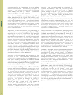 1.
INTRODUÇÃO
informação disponível não é desagregada ao nível da unidade
geográfica mais conveniente. A Pesquisa Nacional por Amostra de
Domicílios – PNAD/IBGE, por exemplo, toma como referência a
unidade da federação, de modo que é impossível o tratamento dos
dados por município ou microrregião geográfica.
No caso da energia hidráulica, responsável por cerca de 90% da
geração de eletricidade no país, tomou-se como referência as sub-
bacias hidrográficas1
. Dessa forma, foram mapeados os potenciais
inventariados, a capacidade instalada e as usinas hidrelétricas por
faixa de potência, área alagada, situação do empreendimento (em
operação, repotenciação ou ampliação, em construção ou análise e
projeto outorgado) e ano de instalação. Quanto às termelétricas, as
usinas foram mapeadas por tipo de combustível, faixa de potência e
situação do empreendimento.
Para a maioria dos dados socioeconômicos, optou-se pela divisão do
território brasileiro em microrregiões geográficas. Segundo o IBGE, a
microrregião se caracteriza pelo agrupamento de municípios, como
unidade espacial de referência para a agregação de dados
demográficos e sociais. Justamente por relacionar diretamente esses
dados, essa unidade territorial permite melhor estabilização
estatística dos indicadores e facilita a visualização global dos
mesmos, ajudando a realização de análises comparativas de
diferentes regiões em diversos períodos. Essa preocupação com a
escala se deve ao fato de que a fragmentação de dados no âmbito
municipal restringe o impacto visual de municípios de grande
populaçãoepequenaárea(comoospequenosmunicípiosderegiões
metropolitanas), ao mesmo tempo em que promove uma falsa
exacerbação de dados de municípios de grande extensão territorial.
Nos casos em que não se dispunha de informações municipais,
tomou-se como referência a unidade da federação.
No contexto mundial, a agregação de dados foi realizada por país,
tomando-se por base o biênio 1998-1999. Esse procedimento
diminui sensivelmente a precisão das informações, que passam a se
referiratodoopolígonoquerepresentaopaís.Afinalidade,porém,é
uma visão panorâmica de aspectos globais importantes, como a
disponibilidade de recursos energéticos utilizados em grande escala,
entre os quais os combustíveis fósseis e a energia hidráulica.
Outra preocupação metodológica foi a de buscar informações
relevantes para o diagnóstico e a gestão da energia no Brasil, não só
nas empresas governamentais, mas também em entidades privadas
edeeconomiamista.Paratanto,partiu-sedapremissadequemuitos
órgãos do governo estão tomando essa iniciativa, recorrendo ao
trabalho de empresas e (ou) consultores independentes. Além de
trabalhos técnicos produzidos pela própria agência, contribuíram
com dados, informações, críticas e (ou) sugestões as seguintes
instituições: Centro Nacional de Referência em Biomassa –
CENBIO/USP, Centro de Referência para a Energia Solar e Eólica
Sérgio de Salvo Brito – CRESESB /CEPEL, Centro Brasileiro de
Energia Eólica – CBEE/UFPE, Centrais Elétricas do Brasil S.A. –
Eletrobrás, Ministério de Minas e Energia – MME, Agência Nacional
do Petróleo – ANP, Núcleo Interdisciplinar de Planejamento
Energético – NIPE/Unicamp, Coordenação dos Programas de Pós-
Graduação em Engenharia – COPPE/UFRJ, Laboratório de Energia
Solar – LABSOLAR/UFSC, Centro de Referência em Pequenas
Centrais Hidrelétricas – CERPCH/EFEI, Associação Brasileira de
DistribuidoresdeEnergiaElétrica–ABRADEE,InstitutodePesquisas
Aplicadas – IPEA e Associação Brasileira de Refrigeração, Ar
Condicionado, Ventilação e Aquecimento – ABRAVA.
A pesquisa bibliográfica se concentrou basicamente na produção,
transmissão e distribuição de energia elétrica, assim como nos
impactos socioeconômicos e ambientais das diferentes fontes e
formasdesuprimentoenergético.Enfoqueespecialfoidadoàsfontes
e tecnologias não-convencionais de geração, incluindo dados
históricos, metas e previsões sobre a participação dessas fontes no
suprimento futuro de energia elétrica.
Por fim, considerando-se que esse diagnóstico, de efeito informativo
e didático, é um passo importante para a integração de ações,
publicação de dados energéticos e atualização das informações já
existentes, decidiu-se que o arquivamento dos textos e as ilustrações
gráficas fossem feitos integralmente em meio digital, dentro das
referidas técnicas de geoprocessamento. Tal procedimento, além de
exemplificar as potencialidades dessa ferramenta, permite que o
trabalho final seja atualizado periodicamente e apresentado em
diferentes mídias (CDs, livros, cartazes, vídeos etc.). Espera-se, assim,
que o geoprocessamento contribua para a organização e
compatibilização de informações energéticas importantes e traga
benefícios concretos e duradouros para toda a sociedade.
Em relação à estrutura de apresentação, o trabalho é composto por
11 capítulos, segundo as fontes e tecnologias de geração, a
configuração do sistema elétrico brasileiro e os aspectos
demográficos e socioeconômicos mais diretamente relacionados ao
setor de eletricidade. A organização por fonte de geração (solar,
hidráulica, biomassa, eólica, petróleo, carvão, gás natural e nuclear)
visa a facilitar o cruzamento e a análise de dados sobre potenciais
energéticos, tecnologias de geração, capacidade instalada e usinas
em construção, projeto ou análise.
Inicialmente,foramabordadasasfontesrenováveis,começandocom
a energia solar, base de quase todas as demais fontes energéticas.
Em seguida, vem a energia hidráulica, responsável por cerca de 90%
da geração de eletricidade no Brasil. Biomassa e energia eólica
completam a etapa das renováveis. As fontes não-renováveis
começam pelo petróleo, seguido do carvão, gás natural e nuclear. Na
penúltima seção, são abordados aspectos institucionais do setor
elétrico brasileiro e a configuração do sistema elétrico interligado.
O trabalho é finalizado com uma abordagem panorâmica, regional e
setorizada do consumo de energia elétrica, assim como de
indicadores socioeconômicos e demográficos importantes para o
planejamento do setor elétrico brasileiro.
4
1 O território brasileiro é dividido em 8 grandes bacias hidrográficas e aproximadamente 80 sub-bacias.
 