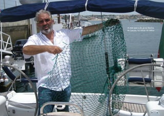 A rede que o Zé, já na Marina 
de Cascais, foi retirar do hélice 
 