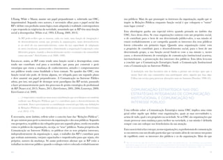 51
II. A Comunicação nas Organizações da Sociedade CivilComunicação e Organizações da Sociedade Civil: conhecimento e reconhecimento
50
L’Etang, White e Mazur, assume um papel preponderante e, sobretudo nas OSC,
inquestionável. Segundo estes autores, é necessário olhar para o papel social das
RP e definir esta profissão numa lógica mais adaptada à realidade contemporânea
e que responda às exigências da sociedade, assumindo que as RP têm uma função
social a desempenhar (White et al, 1995; L’Etang, 2009, 2013).
Às RP pede-se-lhes que se tornem, cada vez mais, uma função de integração e
de desenvolvimento social, que permita às organizações, tanto desenvolverem-
se ao nível do seu autoconhecimento, como da sua capacidade de adaptação
ao meio envolvente, promovendo e fomentando a negociação/cooperação entre
diferentes grupos, visando o desenvolvimento social e económico da comunidade
como um todo” (Eiró-Gomes et al, 2009: 1488).
Encara-se, assim, as RP como tendo uma função social a desempenhar, como
tendo um contributo real para a sociedade, que passa por construir e gerir
estratégias que visem a mudança de conhecimentos, atitudes e comportamentos
nos públicos tendo como finalidade o bem comum. No quadro das OSC, esta
função social não pode, de forma alguma, ser relegada para um segundo plano
e deve assumir um papel preponderante. A Comunicação no Interesse Público
adota, por isso, um papel de destaque neste paradigma das RP sociais, passando
a fazer permanentemente parte dos processos de gestão estratégica do profissional
de RP (Nunes et al, 2013; Nunes, 2011; Eiró-Gomes, 2005, 2006; Lourenço, 2009;
Eiró-Gomes et al, 2009).
(…) é imperativo considerar uma nova contribuição que acreditamos ser também
evidente nas Relações Públicas que é o contributo para o desenvolvimento da
sociedade. Esta é precisamente a contribuição essencial que falta nas definições
de Relações Públicas e que defendemos que deve ser acrescentada (Eiró-Gomes
et al, 2012: 173).
É necessário, neste âmbito, refletir sobre o conceito base das “Relações Públicas”,
de que existem para gerir os interesses da organização e dos seus públicos. Segundo
esta perspetiva, os públicos são relegados para um segundo plano, sendo encarados
como os públicos da organização, ou seja, os “seus” públicos. Numa perspetiva da
Comunicação no Interesse Público, os públicos têm os seus próprios interesses,
independentemente da organização e, aqui, o trabalho das RP é contribuir para
que tenham autonomia, estejam capacitados e empoderados para que sejam, eles
próprios, autores da mudança. Só assim poderemos afirmar que as RP estão a
trabalhar no interesse público: quando o enfoque estiver colocado verdadeiramente
nos públicos. Mais do que prosseguir os interesses da organização, aquilo que se
impõe às Relações Públicas enquanto função social é que coloquem o “outro”
num lugar central16
.
Esta abordagem ganha um especial relevo quando pensada no âmbito das
OSC, foco desta obra. Se estas organizações existem com um propósito social,
o de contribuir para o bem de um determinado público-alvo, a sua missão só
estará verdadeiramente a ser cumprida quando os interesses dos seus públicos
forem colocados em primeiro lugar. Quando uma organização existe com
o propósito de contribuir para o desenvolvimento social, para o bem de um
determinado grupo, a sua função social funde-se com a sua missão e, nestes
casos, o desenvolvimento de estratégias de comunicação institucional acarreta,
inevitavelmente, a prossecução dos interesses dos públicos. Esta ideia leva-nos
a concluir que a Comunicação Estratégica funde a Comunicação Institucional
com a Comunicação no Interesse Público.
A instituição sem fins lucrativos não se limita a prestar um serviço: quer que o
utente final não seja consumidor, mas participante ativo, alguém que faça algo.
Utiliza um serviço para provocar alterações num ser humano.(Drucker, 1990: 65).
Comunicação Estratégica nas OSC:
Estratégias Integradas de Comunicação
Institucional e Comunicação no
Interesse Público
Uma reflexão sobre a Comunicação Estratégica numa OSC implica uma visão
geral sobre aquilo que define estas organizações, quais as suas necessidades e,
acima de tudo, qual o seu propósito na sociedade. Se as OSC são organizações que
visam provocar uma mudança para melhor na sociedade, a sua missão é definida
sempre com um enfoque nos beneficiários da sua atuação.
Estacaracterísticafazcomque,nestasorganizações,osprofissionaisdecomunicação
se encontrem com um desafio particular que vai muito além de encontrar um ponto
de equilíbrio entre os interesses dos públicos e os da organização. Mais do que
16
“My view is that this will only be true if our decisions are taken, not merely from my – my institution, my corporation,
government, group, and so on – point of view, my own perspective, but by the demand that my actions conform to universally
applicable standards that make them potentially part of an harmonious collective system” (Eiró-Gomes, 2005: 145).
 