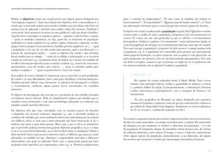69
III. Desenhos de Investigação e Procedimentos para Monitorização das EnvolventesComunicação e Organizações da Sociedade Civil: conhecimento e reconhecimento
68
Definir os objetivos requer um estudo prévio que alguns autores designam por
“investigação empírica”. Antes da redação dos objetivos, deve contextualizar-se o
estudo que se pretende realizar procurando trabalhos que já tenham sido feitos na
mesma área de aplicação e fazendo uma análise crítica dos mesmos. Também é
conveniente fazer pequenos resumos ou uma grelha de cada um desses trabalhos.
A grelha deve contemplar os seguintes aspetos: (i) quando e onde foi feito o estudo;
(ii) quais as unidades estatísticas, ou seja, quais são os elementos da população
analisados no estudo (podem ser, e.g.: países, regiões, freguesias, empresas, escolas,
grupos étnicos, grupos socioeconómicos, famílias, pessoas singulares, etc.); (iii) qual
a população e, no caso de ter sido usada uma amostra, qual a sua dimensão e o
método de amostragem usado; (iv) quais os objetivos do estudo e que métodos
foram usados para os atingir; (v) como foi recolhida a informação: se se recorreu
a dados já existentes (e.g., consultando bases de dados) ou se houve necessidade de
recolher informação específica para o estudo a realizar (e.g., através de entrevistas,
questionários, casos de estudo, entre outros); (vi) quais os métodos usados para
analisar os dados; e (vii) quais os pontos fortes e fracos do estudo.
Esta análise de outros trabalhos é importante para se perceber as potencialidades
do estudo e as suas dificuldades, bem como para identificar eventuais limitações.
Também permite definir mais claramente os objetivos da investigação a realizar
e, eventualmente, melhorar alguns pontos fracos encontrados em trabalhos
anteriores.
O objetivo da investigação não tem que ser a produção de um trabalho inovador
ou melhorar um já existente. Pode ser simplesmente replicar um trabalho que se
considere bem estruturado e com uma metodologia adequada ou confirmar um
trabalho usando métodos diferentes.
Os objetivos têm que estar articulados com os restantes passos do desenho
e adaptados aos recursos existentes. Supondo, e.g., que se pretende analisar as
condições de trabalho que certas instituições oferecem, nomeadamente em relação
aos edifícios, talvez se ache que o mais adequado seja fazer observação in loco e
atribuir essa tarefa a uma única pessoa. Mas o que é que se dá se as instituições
que se pretende analisar tiverem uma grande dispersão geográfica, ou se o tempo
e/ou os recursos forem limitados, ou se não for fácil visitar as instalações? Então a
ideia inicial de haver uma pessoa a observar todos os edifícios, que parecia a mais
adequada, na medida em que eliminava a subjetividade associada a diferentes
observadores, não pode ser aplicada. Neste caso, a opção pode passar por fazer
perguntas mais específicas aos empregados, como, e.g., se “Existem equipamentos
para o controlo da temperatura?”, “Se sim, como os classifica em relação ao
funcionamento?”, “E à quantidade?”, “Quantas casas de banho existem?”, etc. Estas
são informações relevantes para a concretização dos restantes passos do desenho.
Oobjetivodoestudoéanalisartodaapopulaçãooupartedela?Quandoosestudos
recaem sobre a análise de toda a população, designam-se por recenseamentos ou
censos. Os censos são um caso particular, já que se referem a recenseamentos
demográficos. Embora a palavra “recenseamento” esteja intimamente ligada ao
censo da população de um país, os recenseamentos abarcam outro tipo de estudos.
Nos casos em que a população é pequena e de fácil acesso, é comum analisar toda
a população (e.g., se a população for constituída pelas pessoas que participaram
numa pequena formação, ou pelas empresas com as quais se tem parecerias, ou
pelos professores do primeiro ciclo de um determinado agrupamento). Em cada
um destes exemplos, assume-se que as pessoas, as empresas ou os professores são
em número reduzido, daí ser plausível analisar a população.
Curiosidades
/ Há registos de censos realizados desde a Idade Média. Estes censos
tinham como principal objetivo avaliar a quantidade de imposto a coletar
e o poderio militar da nação. Consequentemente, a informação relevante
a obter relacionava-se principalmente com a contagem de homens e de
nascimentos.
/ Na área geográfica de Portugal, na altura designada por província
romana da Lusitânia, o primeiro censo de que há conhecimento realizou-se
por ordem do Imperador César Augusto. Atualmente os censos realizam-se
de 10 em 10 anos e o último foi realizado em 2011.
No entanto, na grande maioria dos estudos é impraticável fazer um recenseamento,
devido aos custos associados e ao tempo necessário para o realizar. Por outro lado,
há situações em que tampouco se conhece a dimensão da população – é o caso
da população de imigrantes ilegais, de portadores duma doença rara, de vítimas
de violência doméstica, entre outros. O tempo, o custo e a falta de conhecimento
sobre alguns aspetos da população, nomeadamente a sua dimensão, são alguns
dos motivos que tornaram o estudo por amostragem uma prática frequente.
 