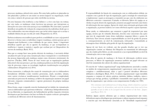 105
IV. A comunicação com os colaboradores: um desafio para as Organizações da Sociedade CivilComunicação e Organizações da Sociedade Civil: conhecimento e reconhecimento
104
processos, mudança cultural entre outros. Por outro lado, podem ser planeadas ou
não planeadas e podem ter um maior ou menor impacto na organização, tendo
em conta o número de pessoas que estão envolvidas na mesma.
Os seres humanos têm tendência a criar hábitos e a viver com base em rotinas;
por esta razão, as mudanças criam incerteza nas pessoas, que interpretam as
alterações em curso como uma ameaça à sua estabilidade. Por outro lado, é possível
identificar um padrão de evolução do comportamento dos indivíduos desde que se
vêm confrontados com uma situação nova, que incluí várias etapas até se aceitar a
realidade distinta da que era tida até então (Fitzpatrick et al, 2014).
Embora tenhamos esta tendência para preferir a estabilidade ao caos e seja possível
descrever a forma como os indivíduos reagem à mudança, existem pessoas que se
adaptam mais facilmente a estas realidades do que outras. Assim, é importante
identificar aqueles que são os agentes da mudança, os que acompanham as
tendências e seguem a maioria e aqueles que acabam por ser bloqueadores do
sucesso da mudança (Ruck, 2015).
Para que se consiga fazer uma gestão eficiente da mudança, é necessário definir
um plano de ação em que uma comunicação clara e transparente e o envolvimento
das pessoas impactadas pela mudança surjam como elementos estruturantes do
processo (Theaker, 2008). Temos de estar cientes que as organizações ganham
vida através das suas pessoas e, por isso, mudanças práticas ao nível da organização
(seja de processos, regras ou tecnologia) implicam transformações nos próprios
colaboradores (Fitzpatrick et al, 2014).
Nestes momentos, a utilização dos canais de comunicação com os colaboradores
formalmente definidos (como reuniões presenciais, emails, newsletters, intranets,
entre outros) revelam-se manifestamente insuficientes. Perante a complexidade
associada aos processos de mudança, os líderes da organização assumem um papel
relevante, enquanto comunicadores e agentes promotores da própria mudança
(Cowan, 2014).
Desta forma, surge o segundo conceito fundamental no âmbito da comunicação
com os colaboradores que queremos evidenciar – a Liderança. Independentemente
da sua dimensão, as organizações são habitualmente geridas enquanto estruturas
hierárquicas que funcionam com base em linhas de reporte verticais e pressupõem
a existência de diferentes níveis de funcionamento.
É responsabilidade da função de comunicação com os colaboradores definir, em
conjunto com a gestão de topo da organização, qual a estratégia de comunicação
a implementar e quais as mensagens a transmitir aos que com ela colaboram nos
diferentes contextos e momentos. Contudo, os diretores, líderes de equipa ou as
chefias em geral, dentro da organização, assumem um papel essencial como fontes
de informação das suas equipas. Apesar de existir uma orientação geral para toda
a organização, as pessoas tendem a ter como referência aqueles a quem reportam.
Deste modo, os colaboradores que assumem o papel de responsável por uma
equipa, mesmo que de reduzida dimensão, deverão estar conscientes das ações
que tem de empreender junto destes indivíduos enquanto líderes e ponto de
referência. Estes devem assumir responsabilidades ao nível da gestão de pessoas
e, consequentemente, ao nível da comunicação, reforçando e transmitindo as
mensagens-chave definidas pela gestão de topo da organização.
Apesar de este facto ser evidente, um dos grandes desafios que se vive nas
organizações consiste no eliminar dos bloqueios na transmissão de informação
que são criados pelos líderes, ao não assumirem a sua responsabilidade ao nível da
comunicação com as suas equipas.
Para além de agentes de mudança e de fontes de informação credíveis nestes
processos, os líderes da organização assumem também um papel relevante ao
nível da transmissão dos valores da cultura organizacional.
O conceito de “cultura organizacional” surge habitualmente associado a estudos
no âmbito do comportamento organizacional e apresenta-se como um conceito
complexo e multidimensional, sobre o qual é possível identificar diferentes
definições e abordagens (Ruck, 2015). A cultura organizacional é aqui entendida
enquanto o conjunto de valores, práticas, símbolos, hábitos, tradições, mitos e
crenças que emerge, perdura, é partilhado e transmitido entre aqueles que fazem
parte da organização e que orienta o seu comportamento (Cutlip et al, 1985).
The costumary and traditional way of doing things, which is shared to a greater
or lesser degree by all members, and wich the members must learn and at least
partially accept in order to be accepted into the services of the firm. ( Jaques,
apud Ruck, 2015: 15)
Embora alguns autores afirmem que a cultura organizacional não existe,
defendemos aqui as abordagens que posicionam a cultura organizacional enquanto
o conceito que está diretamente associado ao de “identidade organizacional”
 