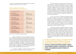 caracteriza a anormalidade climática da região, tendo a mesma voltado a                   	          O escudo cristalino, que representa cerca de 70% da área semi-
      se repetir nos anos de 1942, 1951, 1953 e 1958.                                           árida nordestina, é constituído por solos geralmente rasos, nos quais as
                                                                                                rochas que lhes dão origem estão praticamente à superfície, chegando
                                                                                                a aflorar em alguns pontos. Essas características resultam em baixa
      Quadro 2 - Irregularidade na caída das chuvas                                             capacidade de infiltração de água nesses solos e, por conseguinte, alto
      Paraíba - Município de Souza - Açude de São Gonçalo                                       escoamento superficial e reduzida capacidade de drenagem natural.
                                                                                                As únicas possibilidades de existên¬cia de água nesse tipo de estrutura
            Ano de 1941 (considerado seco)                                                      encontram-se nas fraturas das rochas cristalinas e nos aluviões próximos
                                                                                                a rios e riachos. As fontes hídricas, em tais condições, normalmente têm
            Chuva total do ano                                      674 mm                      baixa vazão e, como se isso não bastasse, as águas são extremamente ricas
            Chuva total do mês de março                             309 mm (45% do ano)
            Chuva total do dia 6 de março                           125 mm (40% do mês)         em sais. São águas salinizadas.
            Ano de 1942 (considerado seco)
                                                                                                	         Um rio que corre sobre o embasamento cristalino apresenta-
            Chuva total do ano                                      468 mm                      se, na época das chuvas, com muita água, e, dependendo do volume
            Chuva total do mês de abril                             207 mm (44% do ano)
            Chuva total do dia 10 de abril                          93 mm (44% do mês)
                                                                                                precipitado, com enchentes descomunais. Uma vez encerradas as chuvas,
            Ano de 1951 (considerado seco)                                                      volta ao seu leito normal, diminuindo a vazão paulatinamente e, em
                                                                                                determinada época do ano, interrompe o seu curso. É um rio temporário.
            Chuva total do ano                                      726 mm                      O melhor exemplo a ser citado de um rio que corre sobre o escudo
            Chuva total do mês de abril                             317 mm (43% do ano)
            Chuva total do dia 23 de abril                          115 mm (36% do mês)
                                                                                                cristalino, na região semi-árida, é o Jaguaribe, no Ceará, considerado o
            Ano de 1953 (considerado seco)                                                      maior rio seco do mundo (atualmente, esse rio encontra-se perenizado
                                                                                                pelas águas das represas de Orós e do Castanhão).
            Chuva total do ano                                      563 mm
            Chuva total do mês de março                             254 mm (45% do ano)
            Chuva total do dia 26 de fevereiro                      113 mm
                                                                                                	          Diante dessas características do ambiente cristalino, entendem-
            Ano de 1958 (considerado seco)                                                      se as razões que possibilitaram uma verdadeira corrida para a construção
                                                                                                de açudes nessa região. Hoje é estimada, no Nordeste, a existência de
            Chuva total do ano                                      535 mm                      mais de 70.000 açudes, que são responsáveis pelo represamento de cerca
            Chuva total do mês de março                             275 mm (51% do ano)
                                                                                                de 37 bilhões de m³ de água. É o maior volume de água represada em
            Chuva total do dia 28 de março                          127 mm (46% do mês)
                                                                                                regiões semi-áridas, no mundo, embora pese, sobre a região, uma triste
      Fonte: O Nordeste e as Lavouras Xerófilas, Guimarães Duque (1980)                         estatística: as 25 maiores represas têm capacidade de acumular cerca de 18
                                                                                                bilhões de m³, mas apenas 30% desse volume são utilizados na irrigação
                                                                                                e no abastecimento das populações. Os 70% restantes perdem-se com a
      	         Ainda com relação às secas, outros fenômenos merecem ser                        evaporação.
      citados: o El Niño, caracterizado pelo aumento de temperatura no Pacífico,
      próximo às costas do Peru, que provoca deslocamentos de correntes aéreas
      entre os Estados de São Paulo e Paraná, impedindo a subida das frentes              No entorno do Castanhão, no Ceará, a maior represa do Nordeste,
      frias oriundas da região polar, interferindo nas precipitações do Nordeste;
      a variação nas temperaturas do Atlântico, nas suas partes norte/sul,
                                                                                          com capacidade de acumular 6,7 bilhões de m³ de água, por
      próximas ao litoral nordestino, que também exerce influência significativa          exemplo, populações inteiras encontram-se desabastecidas.
      na caída das chuvas na região, havendo possibilidades de bom período
      chuvoso, quando as temperaturas na sua parte sul encontram-se mais
                                                                                          Por sua vez, a represa Armando Ribeiro Gonçalves, a segunda
      elevadas, quando comparadas àquelas de sua parte norte.                             maior do Nordeste, localizada no município de Açú, no Rio Grande
      	       Com relação à geologia, no Nordeste existem dois grandes
                                                                                          do Norte, com capacidade de acumular 2,4 bilhões de m³,
      conjuntos estruturais: o escudo cristalino e as bacias sedimentares.                é subutilizada.

108                                                                                            CONSER V A ÇÃ O D A NATU R EZ A                                               109
 