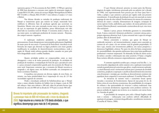 representa apenas 2,7% da economia do Pará (2009). O PIB per capta/ano          	         O açaí (Euterpe olereacea), presente na maior parte das florestas
          de 2006 bem demonstra o contraste entre regiões de mineração (região de         alagáveis da região, inicialmente procurado pelo seu palmito (até a década
          Carajás R$14.331,00), centros de serviços (Região Metropolitana de Belém        de 1990), vem experimentando forte procura por seu fruto (para fazer o
          R$7.514,00) e o Marajó, R$2.255,00 (7 vezes inferior a Carajás e 2,5 vezes      vinho, a polpa), o que aumenta a procura por regiões onde está presente
          a Belém).                                                                       naturalmente. A intensificação da produção de açaí está associado ao maior
          	          Nas últimas décadas os métodos de produção tradicionais do           emprego de mão-de-obra infantil, fortalecimento do sistema de aviamento,
          Marajó se mantiveram quase que estáveis no tempo, mostrando forte               abertura de canais e estradas, desmatamento de margens, extirpação de
          resiliência às diferentes fases de produção agrícola que ocorreram na           outras espécies (virola, andirobeira, pau mulato e de outras palmeiras como
          Amazônia. Mesmo com uma retomada recente tanto na questão da fruta              o buriti (Mauritia flexuosa), aumentando a monocultura do açaí, com riscos
          do açaí ou exportação de gado bubalino, pouca diferenciação tem sido            (fito-sanitários).
          observada na economia rural do Marajó. A economia ainda se baseia, em           	         Quanto à pesca, poucos dividendos garantem às comunidades
          sua maior parte, na exploração predatória de recursos naturais – florestais,    locais. A pesca comercial é altamente predatória e constante ameaça para a
          dos campos naturais e aquáticos.                                                própria segurança alimentar local. A pesca artesanal não é capaz de entregar
                                                                                          produto além da demanda local.
          	         A exploração madeireira predatória e, especialmente seu               	         Merece comentário o turismo, que apesar do Marajó ser
          processamento, foram abruptamente interrompidos pela patente ilegalidade        conhecido nacional e, até internacionalmente, sempre esteve associado ao
          da maior parte de seus atores. O potencial de fruticultura, rizicultura ou de   turismo de sol e praia e de um turismo rural de grandes propriedades. O
          borracha são etapas que alternam na lógica produtiva sem trazer grandes         fato é que, mesmo com investimentos públicos, este nunca prosperou e
          modificações às condições de desenvolvimento socioeconômico, onde a             demonstra fragilidades crônicas. Por parte da oferta há baixa compreensão
          região do Marajó ainda enfrenta grandes desafios causados em parte pela         da sustentabilidade e das questões ambientais, bem como baixa qualificação
          forte desigualdade social e conflito fundiário.                                 profissional e interesse empresarial. Da demanda, há falta de clareza acerca
                                                                                          de nichos a atender e informações não estão acessíveis. O baixo e irregular
          	         Quatro atividades podem ser compreendidas como as mais                fluxo turístico dificulta remunerar empreendimentos e profissionais.
          abrangentes e entre as de maior potencial de produção. As atividades de
          produção de mandioca, a manipulação do fruto do açaí, a pecuária de corte       	          A comissão espanhola acredita que a situação social da ilha, (...) os
          e a pesca artesanal compreendem grande parte da economia do Marajó na           riscos de perda e degradação dos valores naturais com a exploração insustentável,
          zona rural. Importante comentar que a economia do Marajó encontra-se            unindo ao grande potencial ecoturístico que oferece, insuficientemente explorada,
          estagnada e, em alguns casos, em declínio acentuado, em contraponto ao          e a atual dimensão social e institucional existente para a promoção da atividade
          boom econômico brasileiro.                                                      ecoturística, justificam a cooperação e o auxílio ao desenvolvimento do ecoturismo
          	         A mandioca está presente em diversas regiões de terra firme, no       como ferramenta e estratégia que contribua ao desenvolvimento econômico das
          entanto, sua baixa produtividade leva à importação de cerca de 2/3 das          populações locais compatível à conservação ambiental. (Centellas/Velasco 06).
          necessidades regionais de consumo.                                              	          As iniciativas de turismo rural e ecoturismo foram apenas
          	         Desde a introdução acidental da bubalinocultura que o Marajó          iniciadas e necessitam de fortalecimento. Apesar de suas praias de rio, da
          reúne o maior rebanho brasileiro de búfalos (este já chegou a mais de 500       beleza cênica de seus diversos ecossistemas, das possibilidades de avistagem
          mil cabeças e hoje seria inferior a 200 mil), além de pecuária bovina (que      de avifauna e das oportunidades de vivenciar a cultura tradicional, estas
          diminuiu de cerca de 800 mil na década de 1970 para os atuais 500 mil).         não se encontram devidamente organizadas como produtos turísticos. As
                                                                                          poucas unidades de negócio são inviáveis, ou se mantém com outras fontes
                                                                                          (ex: fazendas de gado).
      Breves foi importante pólo processador de madeira, chegando                         	          A precariedade do transporte para todo o Marajó fragiliza ainda
      a processar mais de 600 mil m3/ano até o início da década de
           	                                                                              mais o turismo – embarcações com conforto sofrível, dificuldade de
                                                                                          aquisição de passagens, terminais desqualificados e atendimento inexistente
      2000, hoje resume-se a menos de 1/10 desta atividade, o que                         (Centellas & Velasco, 2006).
      significou desemprego para mais de 5 mil pessoas.

102                                                                                        CONSER V A ÇÃ O D A NATU R EZ A                                                     103
 