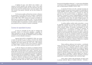 decorrentes de desequilíbrios ambientais (...), causam imensas dificuldades
      	         A legislação de pesca, tanto federal como estadual, é um             na previsão de rendas futuras, resultando em altas incertezas econômicas
      conjunto de normas específicas, que restringe o acesso a certos corpos         para a atividade pesqueira (MARRUL FILHO, 2004).
      d´água para certos grupos de usuários, para certos apetrechos, para certas
      épocas do ano, para certos métodos de pesca e para certas espécies. Todas      	         A concessão de licenças tem sido o principal mecanismo de
      estas restrições visam garantir, sobretudo, que não haja sobrepesca de         alocação de direitos de acesso aos recursos pesqueiros de propriedade do
      crescimento.                                                                   Estado (MARRUL FILHO, 2004). O argumento central do arcabouço
                                                                                     conceitual do sistema de licenciamento é a limitação do esforço de
      	         Um dos poucos estudos no Pantanal que retratam a sobrepesca          pesca por meio do controle do número de embarcações e usuários.
      de recrutamento é os de LIMA (1992) que, ao analisar o comprimento             Entretanto, a inexistência ou mesmo a indisponibilidade de informações
      médio de pintado (Pseudoplatystoma corruscans), cachara e pacu, para os        sobre o desempenho econômico dos pescadores profissionais, ou ainda,
      anos de 1980 a 1984 e 1987, constatou um aumento na incidência de              o comportamento humano diante do quadro biológico-pesqueiro do
      peixes jovens nas capturas, que segundo o autor “é um dos principais           Pantanal, faz parte das preocupações da gestão da pesca, mas isto não se
      sinais de superexploração dos estoques”. Entretanto, a redução da captura      torna fator impeditivo de que normas de uso sejam propostas e executadas.
      de indivíduos adultos e de grande porte é sentido anualmente, tanto pela
      pesca profissional como na esportiva, constatou o pesquisador.                 	         As políticas públicas também podem potencializar o excesso
                                                                                     de capacidade, estimulado por incentivos econômicos à atividade. Os
                                                                                     subsídios estão ajudando a financiar ciclos de manejo inadequado que

      Excesso de capacidade de pesca                                                 acabam deixando milhares de pescadores desempregados nos países
                                                                                     em desenvolvimento. Os incentivos econômicos de produção são
                                                                                     incompatíveis com o desenvolvimento de medidas para resolver o
      	        O excesso de capacidade de pesca pode ser traduzido pela              problema do excesso de capacidade, que procuram reduzir o esforço de
      quantidade excessiva de embarcações, pescadores e aparelhos de                 captura em níveis sustentáveis. Estes incentivos encorajam a expansão da
      captura (permitidos ou não) que, segundo MARRUL FILHO (2004) é                 frota pesqueira, atrai um novo contingente pesqueiro, que já é grande,
      considerado fator mais ameaçador da viabilidade econômica da atividade         desencadeando a chamada “corrida do peixe”, que não é racional do ponto
      pesqueira e um forte indicador de sobrepesca.                                  de vista biológico nem prudente do ponto de vista comercial. Em 1977,
                                                                                     o WWF iniciou uma campanha internacional para eliminar os subsídios
      	        Segundo DIAS NETO & DORNELES (1996), para corrigir                    governamentais que impulsionam a sobrepesca. Infelizmente a campanha
      o excesso de capacidade de pesca no Brasil, é necessário uma redução           não surtiu efeito junto à pesca extrativista continental.
      do esforço de pesca de até 2/3 de conformidade com o tipo de pescaria
      empregado. Estes autores destacam que “entre 1970 e 1990, enquanto
      o esforço de pesca no mundo em termos quanti-qualitativos, aumentou            	         Muitos problemas ambientais vêm da pobreza – contribuindo
      entre 200% e 300%, a produção aumentou em pouco mais de 30%”.                  muitas vezes para um espiral descendente em que a pobreza exacerba
                                                                                     a degradação ambiental e a degradação ambiental exacerba a pobreza.
      	         A cada ano observa-se um aumento no contingente humano               Na área rural isto é facilmente demonstrado, por exemplo, há ligações
      migrando para a pesca profissional, em todo o Pantanal, tornando-se uma        estreitas entre elevada mortalidade infantil, elevada fertilidade, elevado
      “rota de fuga” da extrema pobreza rural e urbana. Entretanto, cabe ao          crescimento populacional e extenso desmatamento, na medida que os
      Estado inibir este processo, pois se estes contingentes forem incorporados     camponeses derrubam florestas tropicais para obter lenha e terra arável.
      às pescarias, que já operam sobre recursos finitos e sobrepescados, podemos    Dada esta cadeia de causalidade, as políticas públicas que reduzem a
      estar presenciando uma nova modalidade de sobrepesca – a malthusiana.          mortalidade infantil podem ajudar o ambiente, reduzindo o crescimento
      Todo este comportamento humano provoca freqüentes conflitos com                populacional e as pressões demográficas sobre ecossistemas frágeis.
      a fiscalização ambiental, motivados por interesses divergentes quanto
      ao acesso aos recursos naturais. As flutuações no tamanho dos estoques         	        Assim, reduzir a pobreza pode desempenhar um papel central
      explotáveis, provocadas tanto por fatores naturais como por aqueles            na proteção ambiental. Agravar as condições ambientais – incluindo o


138                                                                                 CONSER V A ÇÃ O D A NATU R EZ A                                                139
 