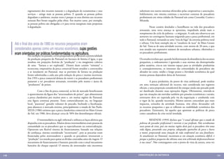 esgotamento dos recursos naturais e a degradação de ecossistemas e seus          substituto nos outros sistemas oferecidos pelas cooperativas e associações.
                serviços – atinge mais as pessoas pobres. E quando as pessoas pobres             Infelizmente, este sistema continua a escravizar centenas de pescadores
                degradam o ambiente, muitas vezes é porque os seus direitos aos recursos         profissionais em várias cidades do Pantanal tais como Corumbá, Coxim e
                naturais lhes foram negados pelas elites. Em muitos casos, por exemplo,          Miranda.
                as pessoas pobres são obrigadas a ir para terras marginais mais propensas
                à degradação.                                                                    	         Nesse cenário desolador e humilhante na vida dos pescadores
                                                                                                 artesanais, uma nova ameaça se aproxima, impedindo ainda mais o
                	                                                                                rompimento do ciclo da pobreza – a migração. A cada ano observa-se um
                                                                                                 aumento no contingente humano migrando para a pesca profissional, em
                                                                                                 todo o Pantanal, tornando-se uma “rota de fuga” da extrema pobreza rural
      Até o final dos anos de 1980 os recursos pesqueiros eram                                   e urbana. Um bom exemplo são os “catadores de iscas” de Mato Grosso
                                                                                                 do Sul. Trata-se de uma atividade recente, com menos de 20 anos, e que
      considerados apenas como um recurso econômico, cujas gestões                               tem atraído um expressivo número de moradores urbanos, ribeirinhos e
      eram orientadas por práticas fundamentadas naprojetaram a potencialidade
                  Por exemplo, no passado, certos pesquisadores
                                                                agricultura.                     ex-pescadores profissionais.

                da produção pesqueira do Pantanal em hectares de lâmina d´água, o que            Os estudos revelam que, quando há diminuição da abundância dos recursos
                resultou em projeções fictícias de “produção” e no imaginário coletivo           pesqueiros, o ordenamento é ignorado e suas normas são desrespeitadas
                de uma “fartura a ser explorada”. Dentro deste cenário “otimista” e              pelos usuários, cria-se um imenso espaço para as atividades predatórias
                tecnocrata, empresários da pesca comercial foram atraídos e convencidos          e, conseqüentemente, os interesses das comunidades de pescadores são
                a se instalarem no Pantanal, mas as previsões de fartura na produção             afetados no curto, médio e longo prazos a Atividade econômica da qual
                foram substituídas a cada ano pela redução da pesca e muitas incertezas.         muitas pessoas dependem deixa de funcionar.
                Em 1993 a pesca comercial deixou de existir e os pescadores profissionais
                passaram a ser pescadores artesanais, revestidos pelo manto e áurea de           	           A pesca predatória, do ponto de vista ambiental, pode resultar
                “produtores” de peixes.                                                          em uma remoção adicional do recurso, não considerada nos registros
                                                                                                 oficiais, e uma proporção considerável do estoque ainda não pescado pode
                	         Com o fim da pesca comercial, as leis de mercado beneficiaram          ser danificado durante essas operações ilegais. Obviamente, entende-se
                o aparecimento da figura dos “atravessadores de peixes”, que alimentaram         que tais situações são movidas também por pressões econômicas e sociais;
                a pesca clandestina por muitos anos e, em muitas regiões do Pantanal,            entretanto deve ser superada pela via da negociação e combatida com
                esta figura continua presente. Estes comercializaram ou, no linguajar            o vigor da lei, quando necessária. Muitos autores concordam que esses
                local, “puxavam” grandes volumes de pescado, burlando a fiscalização,            impactos, oriundos da atividade humana, têm efeito devastador sob
                para abastecer o mercado externo, principalmente o estado de São Paulo.          os recursos pesqueiros e que se refletem na estabilidade econômica dos
                SILVA (1986) estimou que a pesca clandestina comercial no Mato Grosso            pescadores. Entretanto, há aqueles que apontam as políticas de pesca
                do Sul, em 1986, deva alcançar cerca de 50% dos desembarques oficiais.           como causadoras da crise social instalada.

                	        O intermediário era ágil, informal e utilizava os laços afetivos que    	         RESENDE (1993) declara que “é usual afirmar que o estado de
                dispunha com os pescadores. Muitos destes intermediários eram pessoas da         pobreza do pescador profissional é inerente à sua profissão. Não acreditamos
                comunidade ou ex-pescadores que se especializaram na comercialização.            nesse ponto de vista, pois em muitas regiões deste país os pescadores têm uma
                Operavam um flexível sistema de financiamento, baseado nas relações              vida digna, possuindo casa própria, adequados apetrechos de pesca e barco
                de confiança, sistema considerado “escravizante”, pois as pescarias eram         a motor, propiciando uma situação de vida confortável aos seus familiares.
                financiadas pelos atravessadores e quando os pescadores retornavam a             Se atualmente no Pantanal, encontram-se em situação econômica difícil, é
                “produção” era moeda para quitar as dívidas contraídas antes da viagem. O        porque a política pesqueira dos últimos anos tem arbitrado desfavoravelmente
                mecanismo de financiamento é bastante parecido com o atual mecanismo             à sua causa”. Não comungamos com o ponto de vista da autora, uma vez
                bancário do cheque especial. O sistema do atravessador não encontrou


140                                                                                             CONSER V A ÇÃ O D A NATU R EZ A                                                  141
 