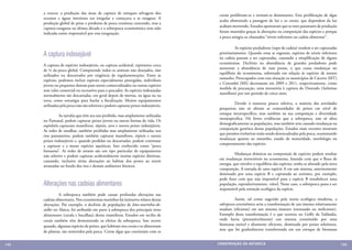 a crescer, a produção das áreas de captura de estoques selvagens dos             corais proliferam-se e tornam-se dominantes. Esta proliferação de algas
      oceanos e águas interiores era irregular e começava a se estagnar. A
                                                                                       acaba obstruindo a passagem de luz e os corais, que dependem da luz
      produção global de peixe e produtos de pesca continua crescendo, mas a
                                                                                       acabam morrendo. Estudos apontaram que se estes patamares de produção
      captura estagnou na última década e a sobrepesca ecossistêmica tem sido
      indicada como responsável por esta estagnação.                                   foram mantidos graças às alterações na composição das espécies e porque
                                                                                       a pesca atingiu os chamados “níveis inferiores na cadeia alimentar”.

                                                                                       	         As espécies predadoras (topo de cadeia) tendem a ser capturadas
      A captura indesejável                                                            prioritariamente. Quando estas se esgotam, espécies de níveis inferiores
                                                                                       na cadeia passam a ser capturadas, causando a simplificação de alguns
                                                                                       ecossistemas. Declínio na abundância de grandes predadores pode
      A captura de espécies indesejáveis, ou captura acidental, representa cerca
                                                                                       aumentar a abundância de suas presas, o que causa mudanças no
      de ¼ da pesca global. Compreende todos os animais não desejados, não
                                                                                       equilíbrio do ecossistema, sobretudo em relação às espécies de menor
      utilizados ou descartados por exigência de regulamentações. Entre as
                                                                                       tamanho. Preocupados com esta situação os municípios de Cáceres (MT)
      espécies, podemos incluir espécies especialmente protegidas, indivíduos
                                                                                       e Corumbá (MS) decretaram em 2009 e 2011, respectivamente, como
      jovens ou pequenos demais para serem comercializados ou outras espécies
                                                                                       medida de precaução, uma moratória à captura do Dourado (Salminus
      sem valor comercial ou recreativo para o pescador. As espécies indesejadas
                                                                                       maxillosus) por um período de cinco anos.
      normalmente são descartadas, em geral depois de mortas, na água ou na
      terra, como estratégia para burlar a fiscalização. Muitos equipamentos
                                                                                       	        Devido à natureza pouco seletiva, a maioria das atividades
      utilizados pela pesca não são seletivos e podem capturar peixes indesejáveis.
                                                                                       pesqueiras não só afetam as comunidades de peixes em nível de
                                                                                       estoque interespecífico, mas também na sua composição e diversidade
      	         As tarrafas que têm seu uso proibido, mas amplamente utilizadas
                                                                                       intraespecifica. Há fortes evidências que a sobrepesca, não só afeta
      no Pantanal, podem capturar peixes jovens ou outras formas de vida. Os
                                                                                       demograficamente as populações, mas também tem causado mudanças na
      espinhéis capturam mamíferos, répteis, aves e outros peixes indesejáveis.
                                                                                       composição genética destas populações. Estudos mais recentes mostram
      As redes de emalhar, também proibidas mas amplamente utilizadas nos
                                                                                       que pressões evolutivas estão sendo desencadeadas pela pesca, ocasionando
      rios pantaneiros, podem também capturar mamíferos, répteis e outros
                                                                                       mudanças quanto ao tamanho, estado de maturidade, morfologia ou
      peixes indesejáveis e, quando perdidas ou descartadas, podem continuar
                                                                                       comportamento das espécies.
      a capturar e a matar espécies aquáticas, fato conhecido como “pesca
      fantasma”. As redes de arrasto são um tipo particular de equipamento
                                                                                       	         Mudanças drásticas na composição de espécies podem resultar
      não seletivo e podem capturar acidentalmente muitas espécies distintas,
                                                                                       em mudanças irreversíveis no ecossistema, fazendo com que o fluxo de
      causando, inclusive sérias alterações ao habitat dos peixes ao serem
                                                                                       energia, que envolve o equilíbrio das espécies, tenha se alterado pela nova
      arrastadas no fundo dos rios e demais ambientes lênticos.
                                                                                       composição. A entrada de uma espécie A em um sistema, anteriormente
                                                                                       dominado por uma espécie B e capturada ao extremo, por exemplo,
                                                                                       pode fazer com que seja impossível para a espécie B restabelecer uma
      Alterações nas cadeias alimentares                                               população, reprodutivamente, viável. Neste caso, a sobrepesca passa a ser
                                                                                       responsável pela extinção ecológica da espécie.
      	          A sobrepesca também pode causar profundas alterações nas
      cadeias alimentares. Nos ecossistemas marinhos há inúmeros relatos destas        	         Assim, tal como sugerido pela teoria ecológica moderna, a
      alterações. Por exemplo, o declínio de populações de leões-marinhos-de-          sobrepesca ecossistêmica seria a transformação de um sistema relativamente
      steller no Alasca, foi atribuído em parte à sobrepesca dos principais itens      maduro (eficiente) em um sistema imaturo (estressado ou ineficiente).
      alimentares (cavala e bacalhau) destes mamíferos. Estudos em recifes de          Exemplo desta transformação é o que ocorreu no Golfo da Tailândia,
      corais também têm demonstrado os efeitos da sobrepesca. Isso ocorre              onde havia (presumivelmente) um sistema constituído por uma
      quando, algumas espécies de peixes, que habitam nos corais e se alimentam        biomassa estável e altamente eficiente, dominada por peixes teleósteos,
                                                                                       mas que foi gradualmente transformada em um estoque de biomassa
      de plantas, são removidos pela pesca. Certas algas que coexistiam com os


144                                                                                   CONSER V A ÇÃ O D A NATU R EZ A                                                145
 