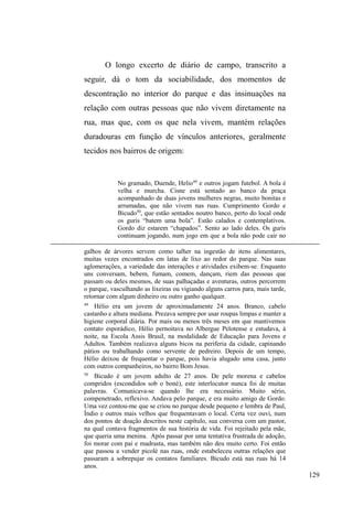 68 
à família de origem, o maior acesso ao emprego doméstico, as 
referências simbólicas de identidade ligada à casa podem ajudar 
a entender o porquê de as mulheres constituírem uma minoria 
GHQWUH D SRSXODomR GH UXD $ µWHQGrQFLD IHPLQLQD¶ IUHQWH j 
vulnerabilidade econômica e afetiva da unidade familiar seria a 
de assumir as responsabilidades de chefe provedor (ESCOREL, 
1999, p.115). 
Ao mesmo tempo, desvela-se outra constatação: a 
pobreza desabrigada é preponderantemente masculina. Se a 
mulher, principalmente quando mãe de filhos pequenos, 
conta com uma série de ajuda e apoio legitimada ao mundo 
da casa, o homem tende a ir para a rua, seja em busca de 
recursos direcionados em primeira instância à família, seja 
pelo fato de afastar-se da unidade doméstica devido ao 
³GHVFXPSULPento de regras de reciprocidade e ao 
distanciamento na elaboração de projetos comuns 
HTXLYDOHQWHV j UHSURGXomR GH JUXSRV IDPLOLDUHV´ 1(9(6 
2010, p. 104). 
No contexto social de grupos populares, a família é 
centralizada em relação a todos os outros campos 
relacionais. É o que aponta Delma Neves (1983), para a qual 
a unidade familiar desempenha um papel fundamental na 
adequação do consumo aos rendimentos obtidos pelo 
trabalhador chefe de família, apoiando-se também no 
acúmulo das rendas de todos os membros, em atividades 
que podem ir do biscate à mendicância. Em prol da 
continuidade familiar, adotam-se mecanismos que 
minimizam a insuficiência do salário e amortecem a 
precariedade de determinadas atividades. 
 
