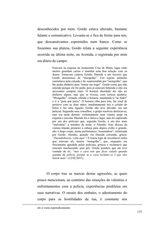 74 
principalmente a guarda de carros, estabelece relações e 
consegue, por intermédio da condescendência das pessoas 
da vizinhança a qual se conecta, garantir alimentação, 
vestimentas, cobertores. Dorme algumas vezes na rua, 
acompanhado de seus inseparáveis cachorros, por vezes vai 
para a casa da mãe, onde passa alguns dias com a irmã mais 
velha, muito querida por ele. 
Até os 12 anos de idade viveu no bairro Pestano (zona 
norte), onde cursou até a 5ª série do ensino fundamental. 
Com a família (mãe e irmã, o pai mora em Rio Grande) 
mudou-se para a localidade da Caatinga (loteamento 
central), onde cursou até a 7ª série. A mãe e a irmã 
trabalham no camelódromo, onde administram uma banca 
de material de ferragem. 
Para descolar crack e outras drogas, negocia tudo, 
qualquer objeto em que encontre valor, ³VyQmRYHQGRD79 
SRUTXHVHIDoRLVVRPLQKDPmHPHFRUUHGHFDVD´Mas isso 
não tardou muito a acontecer: após vender um aparelho 
MP3 que pertencia à irmã, a mãe não hesitou em afastá-lo 
da residência, embora a irmã tenha dissimulado ao máximo 
a autoria do irmão no desaparecimento do aparelho. Ainda 
assim, Michel recebeu uma oferta de trabalho do tio 
materno, dono de uma padaria, mas o convite foi desfeito 
pois o tio repensou e concluiu que estaria contribuindo para 
custear os vícios do sobrinho. Afastado de casa e da família, 
Miguel recebe ajuda de um amigo que o acolhe em casa, 
mas na verdade ³p XP ILOKR GD SXWD URXERX D PLQKD 
colcha de crochê que eu gostava muito, feita pela minha 
 