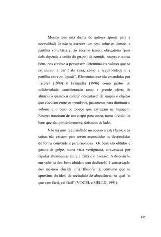 116 
negociar com distintos agentes, os acordos envolvem, na 
maioria das vezes, demonstração de adesão aos parâmetros 
estimados por estes sujeitos. São códigos de negociações de 
que homens e mulheres em situação de rua lançam mão para 
estruturar a circulação pela cidade. 
Assim, se há uma força autoritária que os obriga a 
circular ± num impotente esforço em apagá-los da paisagem 
urbana ± tal força sedimenta um nomadismo forçado, ou 
seja, uma circulação autoritária através da qual é necessário 
esconder-se ou buscar estratégias negociáveis que permitam 
XPDSHUPDQrQFLDHVSDFLDOPHQRV³RIHQVLYD´3RURXWURODGR 
± e em decorrência disso ± um nomadismo circunscrito e 
voluntário edifica-se: é aquele marcado pelos pontos focais 
de ajuda, apoio e sociabilidade, erigidos por diferentes 
agentes sociais, articulados geralmente em grupos de ação 
social religiosa. Este circuito delineia um território e 
fomenta relações de interconhecimento entre a população 
atendida, além de vincular estes aos agentes do 
voluntariado. 
Assim, a violência real e simbólica praticada pela 
³FXOWXUDGDHYLWDomR´6,/9$	0,/,72 