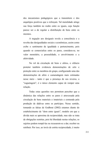 140 
ordem repressora do espaço urbano, mas porque sabem, 
com base na experiência pretérita, que a violência virá mais 
cedo ou mais tarde, a implantar uma desconfiança 
permanente. 
Desconfiança que decorre da essencialização da rua 
como lugar de insegurança e perigo, assim como a imagem 
dos que habitam os espaços públicos em busca de 
sobrevivência e sociabilidade: são criminosos em potencial, 
incômodos e indesejados. Não estão a usufruir de um espaço 
garantido a todos, mas ocupam forçosamente um espaço 
tolerado, cuja garantia depende da capacidade de reconhecer 
e cumprir códigos e exigências locais. Quando as 
transgressões destas regras insinuam uma ameaça ou 
violência física e moral intensificada (como o guarda que 
WHYH D ³IDPtOLD RIHQGLGD´ 