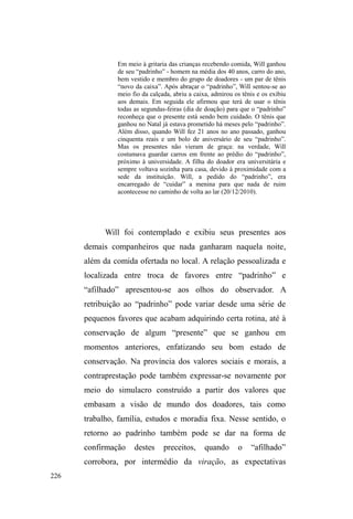 151 
membros destes grupos e os beneficiários de suas ações. 
O rango da Sete 
Do Centro Espírita União, onde Carla e Xandy 
relacionam-se com os fiéis, retornaremos cinco quadras até 
chegarmos à Rua Sete de Setembro, via que atravessa o 
centro comercial. Afastando-nos deste umas três quadras, 
ainda pela Rua Sete de Setembro, especificamente na 
esquina desta com a Rua Barão de Santa Tecla, deparamo-nos 
com o lugar onde a doação alimentar ocorre todas as 
segundas-feiras, a partir das 19 horas. 
A comida é preparada previamente na casa de um dos 
membros do grupo, composto por homens e mulheres de 
classe média, professores, funcionários públicos e 
aposentados. A distribuição das refeições ocorre no meio da 
rua, numa transformação espacial interessante do ponto de 
vista das práticas que alteram a funcionalidade formalmente 
prevista para o espaço urbano. 
Ao longo da rua, quase imperceptíveis, surgem 
pessoas instigantes, interessantes, dúbias por estarem como 
que sob espreita. E a impressão que se tem é que vieram de 
algum lugar impossível de se traçar o trajeto ou ponto de 
partida. Numa esquina, avista-se uma mulher acompanhada 
por duas crianças, empurrando um carrinho de bebê. Em 
outra aparece, repentinamente, um homem sentado ao chão. 
 