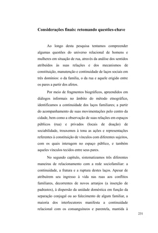 156 
os doadores, pelo menos neste ponto de doação. 
A Comunidade Fonte Nova 
Deixemos para trás esta efervescência social do rango 
da Sete, juntamente com os restos de comida e algumas 
embalagens pelo chão, e seguimos em direção a outro local 
de doação alimentar. De segunda-feira, passemos para 
quarta-feira. Da Rua Sete de Setembro, retornemos agora 
para mais perto da Avenida, local de onde partimos no 
princípio de nossa caminhada. Atravessemos novamente o 
centro comercial e tomemos a Rua Félix da Cunha passando 
outra vez pelo nicho institucional da catedral e seu entorno. 
Um quarteirão antes da Avenida - eis o nosso segundo ponto 
de doação. 
Ao contrário do anterior, o evento aqui promovido 
ocorre nos fundos de uma casa onde funciona a sede de 
atuação do grupo religioso que o organiza. São mais de doze 
membros da Comunidade Fonte Nova (CFN), de orientação 
carismática64 vinculados à catedral São Francisco de Paula. 
64 Movimento da Renovação Carismática Católica (MRCC) assenta-se 
numa transformação social íntima, individualizada, muito mais subjetiva do 
que objetiva ou estrutural. Na sua constituição, o MRCC reflete os novos 
ventos teológicos soprados pelo Concilio Vaticano II, convocado pelo Papa 
João XXIII. Realizado em quatro sessões entre outubro de 1962 e dezembro 
de 1965, este concilio buscava uma transformação na forma religiosa de 
lidar com os novos tempos anunciados após as tragédias da Segunda Guerra 
Mundial. Urgia a necessidade em abarcar a modernidade, redefinir 
profundamente a noção de fé em dialogo efetivo com um espírito ecumênico 
de atualização. Nesta reformulação, a Igreja pretendia pensar-se na sua auto 
realidade; na clarificação de sua mensagem; na vida e formação de seus 
 
