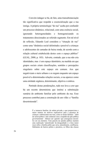 10 
VD~GH´ H TXH ³SUHFLVDYDP HPDJUHFHU´ ODVVLILFDYDP 
assim, a alimentação vegetariana como comida ³IUDFD´ 
³VHPWHPSHUR´e ³VHPJRUGXUD´5. 
Num outro plano de interpretação, em atenção às 
representações estigmatizantes ora incididas sobre estes 
sujeitos, o consumo alimentar, realizado frequentemente no 
chão dos canteiros da praça frontal ao restaurante, dentro de 
sacos plásticos, sem a mediação de talheres ± utensílios 
simbolicamente representativos do processo civilizatório 
(ELIAS, 1994) ± representava-os em estados de 
³VHOYDJHULD´ SRU vezes denunciada em suas próprias 
SDODYUDV SHOD FRQVWDQWH DUJXPHQWDomR ³QLQJXpP p ELFKR´ 
(para comer daquela forma). 
Nos termos de uma gramática comparativa aos 
estigmas advindos destas formas de comer, os interlocutores 
reportavam-se a uma importante diferença entre o referido 
restaurante e outro ponto de doação alimentar, desta vez 
composto por membros religiosos, adeptos do movimento 
carismático católico, vinculados à Catedral São Francisco de 
Paula. Neste ± ao contrário do primeiro ± a comida era 
servida em pratos, acompanhada do uso de talheres, copos, 
mesas e cadeiras, sendo que todo o processo de distribuição 
e consumo da comida dava-se em um ambiente privado. 
Estas características faziam com que se atribuísse a este 
5 LEMÕES DA SILVA, Tiago. ³9HUGXUD 1DWXUDOLVWD IORU]LQKD PXLWR 
loucD´GLVFXUVRVSHUFHSo}HVHGLIHUHQoDVVREUHDFRPLGDYHJHWDULDQDHQWUH 
grupos distintos de comensais. In: Michele Pinto, Janie Pacheco (orgs) 
Juventude, Consumo e Educação 2. Porto Alegre: ESPM, 2009. 
 