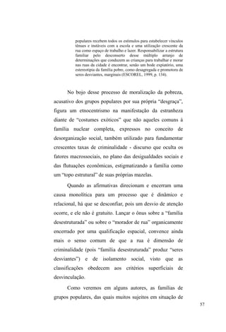 11 
espaço um significado distinto, na medida em que 
aproximava sujeitos em situação de rua a um universo 
doméstico, estruturado por uma passagem ritual de fora-dentro, 
trazendo, interligados, valores morais comuns à 
dimensão sedentária, IDPLOLDU³FLYLOL]DGD6´. 
Assim, na monografia7, defendi que as ações 
caritativas dos membros da CFN não se inspiravam na 
lógica utilitarista quanto à circulação dos bens. Tampouco se 
assentavam em fundamentações de caráter puramente laico. 
O que mais impulsionava os membros da CFN não estava 
concentrado no discurso das desigualdades e da contestação 
das estruturas sociais perversas, e sim num compromisso 
religioso, uma missão fundamental: a doação alimentar 
como potência evangelizadora. 
Por seu turno, os beneficiários entendiam a comida e 
o espaço de doação a partir de seu caráter socializador. 
Lugar de descanso onde se atualizam vínculos com 
companheiros, onde acontecem reencontros com antigos 
amigos ou conhecidos e onde se planeja, em grupo, as 
andanças pela cidade. Nesse sentido, tomei a doação 
alimentar em sua potência socializadora. 
6 LEMÕES DA SILVA, Tiago. Comida, Religião e Caridade: 
apontamentos sobre a doação de comida efetuada pela Comunidade católica 
Fonte Nova em Pelotas-RS. In: Protestantismo em Revista, São Leopoldo, 
RS, v.18, jan-abr. 2009. Disponível em: http://www3.est.edu.br/nepp 
7 Comida, Religião e Reciprocidade: uma etnografia sobre o processo de 
doação alimentar à população em situação de rua. Monografia de conclusão 
de curso em História. Pelotas, RS. Universidade Federal de Pelotas, janeiro 
de 2010. Uma síntese deste estudo pode ser encontrada em: LEMÕES DA 
SILVA. A rua como espaço de interação social: um estudo antropológico 
das relações entre população em situação de rua e grupos caritativos. 
Antropolítica (UFF), v. 2, p. 131-149, 2011. 
 
