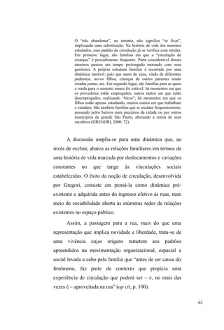 17 
asseguradas pela promoção social); pela instalação da 
precariedade e pela precarização do emprego, manifestos no 
déficit de lugares ocupáveis na estrutura social. 
Uma vez que, para Castel, o trabalho, principalmente 
nas classes populares, funciona como indutor que atravessa 
todos os outros campos relacionais, como família, escola e 
vizinhança, sua ausência acarretaria um desastre relacional 
JUDGDWLYR $ SDUWLU GD FDWHJRULD GH ³GHVILOiação socLDO´ 
Castel define as fases do processo em dois eixos: no eixo da 
integração pelo trabalho a situação desloca-se do emprego 
estável para o emprego precário e, por fim, à expulsão do 
mesmo; já no eixo das redes familiares e de sociabilidade ± 
como consequência do desmantelamento do primeiro eixo ± 
a situação passa de uma inserção relacional forte à 
fragilidade relacional e, por último, ao isolamento social 
(CASTEL, 1998). 
Ao pensar a desfiliação por meio de eixos de inserção 
e zonas de vulnerabilidades, Castel reforça o caráter 
processual do fenômeno. Nesta mesma argumentação, Serge 
Paugam (1996) vale-VH GR FRQFHLWR GH ³GHVTXDOLILFDomR 
VRFLDO´SDUDFDUDFWHUL]DURSURFHVVRGHUHPRomRGHSHVVRDV 
da esfera produtiva, assim como as experiências individuais 
que acompanham estes afastamentos. Experiências estas 
que, diante da afirmação das hierarquias sociais, provocam 
transformações no âmbito das identidades sociais, criando e 
acentuando sentimentos de desqualificação, rebaixamento, 
desclassificação e privação do reconhecimento da dignidade 
(PAUGAM, 1996). 
 