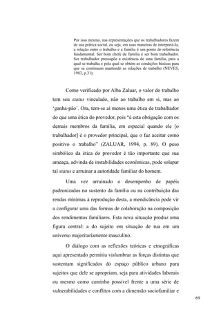 21 
O que Escorel defende, nesse sentido, é que pensar a 
exclusão social no contexto brasileiro é considerar a lógica 
pela qual a sociedade articula seus domínios de integração e 
de exclusão, para além da dualidade, em atenção ao caráter 
relacional e hierárquico que possibilita a constituição de 
YtQFXORVVRFLDLVHQWUHRVGLWRV³H[FOXtGRV´HHQWUHHVWHVHRV 
³LQFOXtGRV´ 
Embora esteja claro que a imprecisão e a fluidez 
analítica permeiam a noção de exclusão social13, as 
argumentações interpretativas suscitadas a partir de sua 
discussão trazem à tona elementos importantes para refletir 
sobre desigualdades, hierarquias sociais e privação de 
direitos ± HOHPHQWRVTXHDVVLQDODPDV³IDOKDV´QDLQWHJUDomR 
de uma sociedade que se auto-proclama democrática e 
igualitária. Contudo, na perspectiva de Serge Paugam 
(1996) não há sentido em rejeitar sistematicamente a 
referência à exclusão em função de seu caráter vago e 
impreciso. Sua proposta é adotar a noção enquanto um 
³FRQFHLWR-KRUL]RQWH´ TXH SHUPLWD XPD GHVFRQVWUXomR SDUD 
proceder à construção de novas perspectivas analíticas 
(PAUGAM, 1996). 
Se, num primeiro momento, a exclusão social é 
definida pela ruptura gradativa dos vínculos sociais, 
13 José de Souza Martins (2008) afirma que o excluído é apenas um rótulo 
abstrato, uma projeção do modo de ver próprio de quem se julga participante 
dos benefícios da sociedade em que vive e que, em função disso, julga 
aqueles que não têm acesso a tais recursos. Em seu entendimento, a 
categoria exclusão expressa uma incerteza e uma grande insegurança teórica 
na compreensão da realidade social contemporânea. 
 