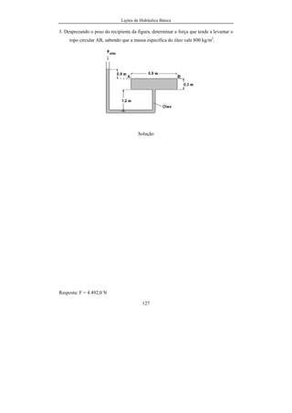 Lições de Hidráulica Básica
15
Unidades das Grandezas Derivadas
Em um sistema coerente de unidades, a relação existente entre as
grandezas físicas também prevalece entre suas unidades. Assim se existir uma
relação entre a grandeza física, G e outras grandezas físicas G1, G2,..., Gn, da
forma da equação 2.2, existirá uma relação análoga entre as unidades da
grandeza física G e as grandezas físicas Gi, tal que:
U(G) = f[U(G1), U(G2), U(G3),...,U(Gn)] …………………………..2.3
Como exemplo pode-se citar o caso da velocidade, definida como sendo
a relação entre o espaço e o tempo. Assim, como V = e/t, podemos escrever que
U(V) = U(e)/U(t). No SI, tem-se:
U(V) = m/s = ms-1
.
Para a aceleração que é definida como sendo a variação da velocidade
com o tempo, a = ∆V/∆t, tem-se: U(a) = U(∆V)/U(∆t). Logo
U(a) = m/s/s ou U(a) = m/s2
= ms-2
.
Para o caso da força, nesse sistema considerada uma grandeza derivada,
a segunda lei de Newton permite escrever a seguinte relação:
F = m.a U(F) = U(m).U(a).
Assim, U(F) = kg.m/s2
. A essa unidade foi dado o nome de newton em
homenagem a Isaac Newton, convencionando-se que o seu símbolo seria N.
Logo 1 N é a força que aplicada a uma massa de 1 quilograma provoca nela uma
mudança de velocidade de 1 m/s a cada s. Então
1 N = 1 kg.m/s2
.
A pressão também é uma das grandezas derivadas, cuja unidade pode
ser facilmente encontrada no SI. Como pressão é a relação entre uma força
normal e a área na qual ela atua, podemos dizer que: p = Fn/A. Logo U(p) =
U(Fn)/U(A). Escrevendo em função das unidades das grandezas fundamentais
teremos:
 