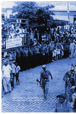 Major Emidio do Ouro desfilando com
seus atiradores no centro de Caruaru
 