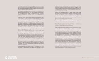 PAA |10 anos de Aquisição de Alimentos
17
(MESA) e pelo Ministério do Desenvolvimento Agrário (MDA); contou com apoio
decisivo do Conselho Nacional de Segurança Alimentar e Nutricional (Consea),
da Companhia Nacional de Abastecimento (Conab), além de outros técnicos e
organismos do governo federal e da sociedade.
Esse programa é paradigmático por ter promovido várias inovações no seu
desenvolvimento e implantação. Com sua concepção inovadora, objeti-
vos, forma de implantação, modelo de gestão e marco legal, ele rompeu
modelos já estabelecidos. . Até então, o Estado no Brasil não tinha atuado
dessa forma.
O PAA inovou quando definiu como seus objetivos centrais fortalecer a agri-
cultura familiar, de um lado, e promover a segurança alimentar e o combate
à fome, de outro, realizando-os simultaneamente e de forma indissociada:
com o mesmo recurso financeiro, comprar para fortalecer a agricultura fami-
liar e promover o acesso à alimentação. Promover o acesso à alimentação
para parcelas da população em insegurança alimentar, comprando alimentos
diretamente da agricultura familiar era algo até então inexistente em todo o
mundo. Existiam iniciativas piloto, desarticuladas e sem escala. Essas duas
faces da mesma moeda são a fortaleza desse programa. De um lado, o PAA
passou a ser um importante instrumento da política agrícola e, de outro, da
política de segurança alimentar do país.
Outra inovação importante foi a forma de gestão e operação do PAA. O PAA
conta, desde o seu início, com um Comitê Gestor, que opera por meio de
resoluções, que regulamentam o funcionamento do programa em seu dia a
dia. E o importante desse mecanismo de gestão é que dele participam os mi-
nistérios diretamente envolvidos com a sua execução e financiamento, como
o MDS, MDA, Fazenda, Planejamento, Agricultura – por meio da Conab – e,
mais recentemente, o Ministério da Educação. Dessa forma, a visão interseto-
rial está assegurada e as decisões tomadas, legitimadas de forma efetiva, já
que seus membros representam as unidades que têm envolvimento direto na
sua execução. O comitê conta com um grupo consultivo, formado por repre-
sentações de agricultores familiares e do Consea, garantindo o diálogo com
a sociedade. Várias de suas modalidades têm relação direta com conselhos
locais na sua implantação.
Cabe destacar ainda outro aspecto inovador do programa, que foi a forma
diversificada de implantação, seja pelos agentes que o executam na ponta,
seja pelas diferentes modalidades que foram sendo criadas ao longo de sua
existência. Hoje temos municípios e estados executando o programa. Temos
também a Conab, principal executora assim como hospitais, restaurantes uni-
versitários, presídios comprando da agricultura familiar por meio dos instru-
mentos legais oferecidos pelo PAA.
Além de vários atores na sua execução, o PAA tem também variadas formas
de operação. Hoje são seis modalidades diferentes, que respondem a objetos
distintos, como a formação de estoques de alimentos para o atendimento de
situações emergenciais, o apoio à formação de estoques pelos próprios agri-
cultores, a complementação do abastecimento de uma ampla rede de equi-
pamentos de alimentação e nutrição, entre outras.
Esse formato de execução foi decisivo para que ele pudesse ganhar a escala,
capilaridade e funcionalidade esperada na sua criação.
Resultados consistentes, diretos e indiretos
para os agricultores familiares
O PAA beneficia diretamente mais de 200 mil agricultores familiares. Pode-
-se dizer com segurança que outras centenas de milhares de agricultores são
beneficiados indiretamente pela ação do PAA, já que ele tem impactado nas
condições de comercialização da produção também para aqueles agricultores
que estão nas regiões, estados e territórios em que o programa é executado.
Há vários exemplos nesse sentido. Alguns dos mais marcantes são os preços
do leite no Nordeste e, em menor medida, no Sul do Brasil. Com as compras
de leite do PAA por suas diferentes modalidades, os preços praticados nessas
regiões passaram a ser mais estáveis e mais favoráveis aos produtores. Com
a castanha-do-brasil foi ainda mais relevante essa contribuição para os ex-
trativistas. Antes do PAA, a castanha tinha seus preços definidos por algumas
empresas, que atuavam quase sempre aviltando os preços pagos aos extrati-
vistas; depois que o PAA passou a atuar nessa cadeia produtiva, ocorreu uma
mudança estrutural na formação dos preços, principalmente devido ao forta-
lecimento das suas organizações econômicas, decorrente do PAA e do poder
de compra do Estado. Por fim, podemos citar o caso da castanha de caju, ca-
deia na qual aconteceu algo muito semelhante ao da castanha-do-brasil. Os
preços passaram também a ser mais favoráveis aos produtor.
 