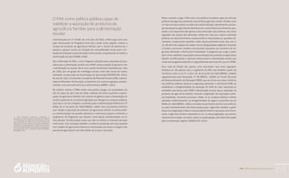 PAA |10 anos de Aquisição de Alimentos
213
O PAA como política pública capaz de
viabilizar a aquisição de produtos da
agricultura familiar para a alimentação
escolar
Instituído pela Lei nº 10.696, de 2 de julho de 2003, o PAA surge como uma
ação estruturante do Programa Fome Zero, tendo como objetivo realizar a
compra de produtos da agricultura familiar com o intuito de destiná-los a
pessoas e grupos sociais em situação de vulnerabilidade social, para a for-
mação de estoques e para mercados institucionais, enquadrando-se nestes a
alimentação escolar (CONAB, 2006).
Até a efetivação do PAA, o único Programa utilizado para a aquisição de pro-
dutos para a alimentação escolar era o PNAE. A preocupação do governo com
a alimentação do escolar não é nova, sendo inicialmente abordada por volta
de 1930, por um grupo de nutrólogos sociais, entre eles Josué de Castro,
centrados na discussão da minimização da desnutrição (RODRIGUES, 2004).
No ano de 1955, é instituída a Campanha de Merenda Escolar (CME), subordi-
nada ao Ministério da Educação, juntamente com outros programas assisten-
cialistas, com autonomia técnica e administrativa (ABREU, 1997).
No entanto, mesmo o PNAE sendo uma política antiga e já consolidada, ela
não foi capaz de, até o ano de 2009, viabilizar de forma equânime a partici-
pação da agricultura familiar nas compras de gêneros para a alimentação do
escolar pautando-se na mesma legislação que abrigava as compras públicas,
qual seja, a Lei de Licitações e Contratos para a Administração Pública (Lei nº
8.666, de 21 de junho de 1993) (BRASIL, 1993). Com uma política restritiva
com relação à aquisição de produtos da agricultura familiar na esfera públi-
ca, transformações na questão alimentar e nutricional passam a fomentar o
surgimento de Programas que dessem conta dessas transformações na úl-
tima década. Transformações essas que não se limitam à chamada transição
nutricional,3
mas alcançam também a esfera da produção até hoje pautada
num modelo de agricultura intensiva e mecanizada que deixa à margem uma
parcela de agricultores com dificuldade de acesso a mercados.
3	 Por transição nutricional entende-se o
fenômeno no qual ocorre uma inversão nos padrões
de distribuição dos problemas nutricionais de uma
dada população no tempo, ou seja, uma mudança na
magnitude e no risco atribuível de agravos associados
ao padrão de determinação de doenças vinculadas ao
atraso e à modernidade, sendo em geral uma passagem
da desnutrição para a obesidade (KAC;VELÁSQUEZ-
MELÉNDEZ, 2003).
Nesse contexto, surge o PAA como uma política inovadora capaz de articular
políticas de segurança alimentar com políticas agrícolas, tendo o Estado como
um dos principais atores na esfera da comercialização, aproximando a produ-
ção de pequenos agricultores familiares dos consumidores de alimentos, pas-
sando a ser importante não apenas como articulador das políticas, mas como
regulador dos preços dos alimentos, tendo em vista que, mesmo existindo
políticas de desenvolvimento socioeconômico relacionadas às questões ali-
mentares, incorporando questões sobre desenvolvimento local, elas, por si
só, não têm sido capazes de acabar com as desigualdades regionais, forçando
o Estado a promover modelos estruturantes pautados nos conceitos de Se-
gurança Alimentar e Nutricional Sustentável. A pergunta que surge a partir
daí é como viabilizar a aquisição/comercialização dos produtos da agricultura
familiar via PAA quando o mercado institucional é a alimentação escolar que
conta com programa específico e regulamentado para esse fim, que é o PNAE.
Essa visão de Estado não apenas como articulador, mas como regulador,
fortalece-se, não apenas com o surgimento do PAA, mas também a partir de
iniciativas como a Lei nº 11.947, de 16 de junho de 2009 (BRASIL, 2009a),
regulamentada pela Resolução nº 38 (BRASIL, 2009b) do Fundo Nacional
de Desenvolvimento da Educação (FNDE), que se tornou um marco histórico
nas políticas públicas relativas à segurança alimentar e nutricional (SAN), ao
estabelecer a obrigatoriedade da aquisição de 30% do valor repassado às
entidades executoras pelo FNDE à alimentação escolar para a aquisição de
produtos da agricultura familiar, revendo a legislação das aquisições públi-
cas brasileiras, inovando processos. Então, se as compras públicas vinham
pautadas, indistintamente, na obrigatoriedade de seguir os preceitos da Lei
8.666, de 1993 (BRASIL, 1993), com base nos princípios da livre concorrência,
na qual invariavelmente não havia espaço para o agricultor familiar, a partir
dessa nova legislação é aberto um precedente histórico para esse novo forne-
cedor, o agricultor familiar, amparado no art. 14 dessa legislação, que prevê a
dispensa de licitação, tornando viável sua participação, até então dificultada
pela normatização vigente. (FROEHLICH, 2010)
 