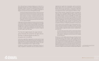 PAA |10 anos de Aquisição de Alimentos
219
Com a união das forças do município convergidas para um mesmo fim e a
participação efetiva da Conab e do FNDE, foi organizada uma reunião da qual
participaram a COOPAT, as secretarias municipais (Educação, Agricultura e Fa-
zenda) e a Emater/RS no sentido de traçar as estratégias de implantação do
Programa no município. Para o técnico da Emater/RS do município,
A merenda escolar adquirida dos agricultores familiares em Tapes foi uma iniciativa
da Cooperativa dos assentados que estavam estruturando uma agroindústria de pa-
nificação e buscaram novas formas de comercialização em grande escala. Também
estavam produzindo o arroz ecológico e necessitavam mercado garantido. Como
sabiam do programa que a Conab estava propondo, fizeram a parceria com a pre-
feitura e depois propuseram uma parceria com os agricultores para produção dos
hortigranjeiros e com isso ter uma gama de produtos que tornaria viável a proposta.
(L.B., Técnico Agrícola da Emater/RS)
A organização de diferentes entidades do município em torno do fornecimen-
to dos produtos da agricultura familiar para a alimentação escolar deu origem
ao Grupo Gestor do PAA no município, formado pela SMEC, Secretaria Munici-
pal de Agricultura, Conselho Municipal de Desenvolvimento Rural, Emater/RS
e COOPAT. Como os agricultores se organizaram a partir dessa etapa e como
foi realizado o controle e a gestão do Programa no município é o objeto de
discussão da seguinte seção deste artigo.
Formas de organização dos agricultores
para inserção dos produtos da agricultura
familiar na alimentação escolar e a
atuação dos Conselhos
A forma como os agricultores se organizaram no município a partir da criação
do Grupo Gestor até a primeira venda de produtos para a alimentação escolar
foi discutida dentro do Conselho Municipal de Agricultura juntamente com a
COOPAT, uma vez que deveriam ser definidos quais os produtos a ser comer-
cializadas, a operacionalização de venda e a logística de entrega.
À medida que o processo de aquisição ia se desenrolando, processos ino-
vadores de geração de conhecimentos acerca de processos produtivos e
organizativos iam surgindo tanto na propriedade, a partir do tripé técnico/
agricultor/família, quanto entre as propriedades, na troca direta agricultor/
agricultor. Observa-se que, nesse processo, o conhecimento dos agricultores
é visto como uma questão-chave, devendo ser reexaminado em vista da na-
tureza adaptativa dos diversos “estilos de agricultura” (PLOEG et al., 2000).
Mesmo inclinada a participar, a Cooperativa não contava com produção sufi-
ciente para suprir as necessidades exigidas pela SMEC. A solução encontra-
da foi agregar outros agricultores do município, organizados em associações
para diversificar produtos e aumentar as quantidades a ser ofertadas. A atu-
ação conjunta dos membros do Conselho com as entidades e com a COOPAT
para a formação de um novo mercado para a agricultura familiar não se davam
em discursos segmentados, indo ao encontro do pensamento de Radomski e
Schneider (2007), segundo o qual os mercados são constituídos por atores
sociais que estabelecem interações específicas e concretas de acordo com
as posições dos indivíduos, as relações de proximidade e os vínculos sociais.
O que se evidencia ainda na experiência é que os representantes do Conse-
lho Municipal de Desenvolvimento Rural (CMDR) no município, a partir dessa
iniciativa, começaram um processo de desenvolvimento de ações para além
da venda de produtos da agricultura familiar. Conforme o Secretário Munici-
pal da Agricultura,
Com o PAA da Conab, a gente começou a discutir um monte de outras questões da
agricultura do município dentro do Conselho. A gente discutiu produção, comercia-
lização e até mesmo a questão do solo e da importância de os agricultores produ-
zirem diversificado, e não ficar[em] em cima de uma cultura só. (E.C.S., Secretário
Municipal da Agricultura)
De acordo com o acima relatado, pode-se dizer que as discussões em torno
da alimentação escolar em Tapes fortaleceu o CMDR, os agricultores indivi-
dualmente e a Escola Agrícola do município, a partir da definição de que esta
seria a responsável pela produção das mudas que seriam entregues aos pro-
dutores a preço de custo. O Conselho também definiu que, como responsável
pela fiscalização dos recursos da consulta popular para recuperação de terras
degradadas, aqueles agricultores que não tinham utilizado os kits6
de produ-
tos em sua propriedade até o momento deveriam repassá-los aos agricultores
envolvidos no Programa e teriam prioridade na utilização da patrulha agrícola.
6	Os kits eram compostos por calcário, adubo de
correção, caldas bordalesa e sulfocálcica e um kit de
micronutrientes (Supermagro).
 