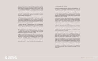 PAA |10 anos de Aquisição de Alimentos
227
Quanto ao retorno financeiro, a Cooperativa e alguns agricultores vinculados
a associações, além de aumentar o consumo dos produtos no município, pas-
saram a vender seus produtos para municípios vizinhos. A COOPAT obteve,
num dos primeiros anos do Programa, um rendimento líquido anual conside-
rável com os produtos da padaria. Outros agricultores que participaram do
processo tiveram incremento na renda, além da alimentação escolar, porque
passaram a comercializar uma quantia maior de produtos na feira da agricul-
tura local. De acordo com um dos agricultores entrevistados, o volume de
entradas aumentou significativamente.
A capacidade do município em inovar na aquisição dos produtos da agricul-
tura familiar resultou também na necessidade de novos arranjos internos e
externos na propriedade do agricultor: entre os agricultores envolvidos, entre
os agricultores e o poder púbico, entre o poder público e outras entidades e
entre estas entidades e os agricultores, todos interagindo para a construção
desse novo mercado para a agricultura familiar.
A experiência com o PAA na alimentação escolar levou a uma aproximação
da cooperativa com a administração municipal e com outros agricultores do
município. De acordo com o Presidente da COOPAT, “os agricultores do as-
sentamento às vezes ficavam meio isolados, e o PAA acabou aproximando os
agricultores da cooperativa com os demais agricultores do município” (F. A.
M. L., representante da COOPAT). A experiência da compra direta fortaleceu
a cooperativa que hoje, em razão da nova legislação, é uma das principais
fornecedoras de gêneros para os municípios do entorno.
Um grande avanço que pode ser percebido a partir das entrevistas com os
atores envolvidos é que a alimentação escolar deixou de ser uma preocupa-
ção exclusiva da nutricionista e da Secretaria de Educação, tornando-se uma
questão mais ampla, focada também na produção. Dessa forma, a escolha
de formas de plantio e produção diferentes, como os alimentos orgânicos,
também pode ser citada como resultado das experiências, tendo em vista
que priorizou esse tipo de produto nas compras para a alimentação escolar.
Considerações finais
A experiência apresentada neste texto demonstra que os atores sociais, ges-
tores, produtores e consumidores, quando motivados, mesmo que por inte-
resses e/ou necessidades distintas, quando tendo pelo menos um objetivo
comum, criam estratégias que, a partir negociações e relações de poder, apro-
ximam-se, modificando ou adequando o modelo dominante, possibilitando
uma maior interação social pela proximidade entre os atores, institucionali-
zando discursos e significados, tendo o Estado como um ator-chave na medi-
da em que tem o poder de regulação.
As preocupações iniciais dos Programas de Alimentação Escolar, pautadas na
qualidade dos alimentos, fortemente centradas na saúde e na sanidade, no
decorrer do processo, são ampliadas, passando a focar, além das questões de
saúde, questões de ordem econômica (geração de renda para a agricultura
familiar), social (aproximando produtores de consumidores) e ambiental (pri-
vilegiando produtos sem a utilização de agrotóxicos).
A participação efetiva do Conselho de Desenvolvimento Rural foi fundamen-
tal para o sucesso da experiência, estabelecendo-se como espaço fundamen-
tal de negociação e gestão na viabilização de políticas alimentares, demons-
trando que é a partir da relação mais próxima entre a sociedade civil e poder
público que a governança se concretiza.
No início do processo, as questões legais e de sanidade são a tônica das dis-
cussões, porém, à medida que os atores se apropriavam do processo e se
sentiam integrantes, as relações se modificaram e passaram a ser pautadas
também pela confiança, passando a utilizar critérios baseados nos conheci-
mentos e nos valores sociais dos atores, indo além das exigências legais.
Em que pese a nova legislação ser um marco para a aquisição de produtos
da agricultura familiar para a alimentação escolar, que obriga a compra de no
mínimo 30% dos produtos diretamente de agricultores familiares, esperava-
-se que ela também reavaliasse as exigências sanitárias, rediscutindo a defini-
ção do que vem a ser um “produto de qualidade”, de forma mais abrangente.
Observa-se, no entanto, que essa discussão não ocorreu, mantendo o texto
da Resolução nº 38, de 2009, com a mesma redação da de nº 32, de 2006,
que lhe antecedia quanto aos aspectos sanitários. Portanto, esse é um desafio
que se impõe.
 