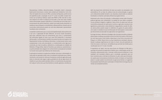 PAA |10 anos de Aquisição de Alimentos
229
Desesperança, conflitos, descontinuidades, frustrações, medo e rearranjos
fazem parte do processo e muitas vezes acabam por fortalecê-lo. Com o tér-
mino do repasse dos recursos do PAA, o processo enfraqueceu, porém serviu
de experiência para a aquisição via Lei nº 11.947, de 2009. Cumpre men-
cionar que as políticas públicas, sejam elas PNAE ou PAA, não têm os mes-
mos impactos em todos os espaços de discussão e, não raras vezes, acabam
sendo direcionadas a grupos específicos e construídas por burocratas sem o
envolvimento dos atores essenciais, cenário que acaba sendo prejudicial, na
medida em que enfraquece os beneficiários dessas políticas, ao passo que, se
construídas coletivamente, podem ser mais bem elaboradas e apresentarem
resultados mais consistentes.
A experiência demonstra que o sucesso da implementação dessa política tem
a ver com a “capacidade de fazer diferente”, de inovar, sendo necessários,
para tanto, diferentes tipos de conhecimento, tais como: o conhecimento
das instituições ligadas ao meio rural, como STR, Emater/RS e a Secretaria
de Educação; o conhecimento científico (ou perito) do setor de compras e do
Departamento Jurídico da Prefeitura Municipal; o conhecimento tácito como
complementar, e não como excludente; e o conhecimento como algo que é
construído por meio da prática, refletindo as considerações do trabalho de
Wiskerke e Ploeg (2004), Seeds of Transition, que analisa as características e
as potencialidades das categorias de conhecimento e produção de novidades
no mundo rural a partir das dinâmicas dos atores locais.
A aquisição de produtos da agricultura familiar local para a alimentação es-
colar pode ser apontada, ainda, como um elemento importante para o desen-
volvimento rural, tendo em vista que incrementa a renda dos agricultores, ga-
rante um mercado mais seguro e gera qualidade de vida aos agricultores, na
medida em que estes podem planejar melhor os investimentos da proprieda-
de e adquirir outros bens que lhes facilitem as tarefas agrícolas e domésticas,
além de proporcionar alternativas de lazer que podem ser planejadas com
antecedência. Por se tratar de cadeias curtas de comercialização, os gastos
com combustível também tendem a ser reduzidos, preservando os materiais
fossilizados e evitando a poluição ambiental por gases tóxicos.
Analisando sob a ótica da produção, a alimentação escolar pode incentivar
práticas agrícolas mais sustentáveis, na medida em que adota a preferên-
cia por produtos integrais e orgânicos. Dessa forma, ao passo que retira da
concorrência empresas de maior porte, incentiva o agricultor a produzir sem
agrotóxicos, preservando o meio ambiente e resguardando a saúde. Os refle-
xos dessa prática podem acabar se refletindo nos gastos do poder público
com saúde, na medida em que há diminuição de intoxicações e outras doen-
ças decorrentes da exposição dos agricultores aos agrotóxicos.
Ao longo do tempo, diferentes estratégias são colocadas em prática, podendo
desencadear mudanças que podem ocorrer do nível micro para o nível macro,
do nível macro para o nível médio e deste para o nível micro, de acordo com
Ploeg et al. (2000). Dessa forma, as duas experiências estudadas desenca-
dearam mudanças significativas em todos os níveis, mas principalmente do
nível micro para o nível macro, na medida em que serviram de modelo para a
constituição da Lei nº 11.947, de 2009.
A experiência de Tapes, uma das precursoras da utilização do PAA para a
aquisição de produtos da agricultura familiar para a alimentação escolar, foi
inovadora, demonstrando que o mercado institucional de alimentos é uma
realidade com resultados práticos para a sociedade, apontando para um
novo momento para o mercado de alimentos no país, tanto para fornecedo-
res quanto para consumidores de alimentos, tendo no Estado um importante
aliado. É o poder público reconhecendo na agricultura familiar um segmento
da população importante para a promoção e fortalecimento da segurança ali-
mentar da sociedade brasileira.
 