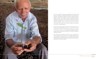 PAA |10 anos de Aquisição de Alimentos
237
Aos 74 anos de idade, o extrativista, protagonista da luta pelo direito
de viver na floresta e da floresta Manoel José da Silva é, desde a sua
fundação, o presidente da Cooperacre*. Natural da capital, Rio Branco,
para ele o tempo “ruim” já passou. “Quando a cooperativa central foi
fundada, em 2001, a vida no Acre era muito mais difícil do que é hoje.
Quase não havia indústria ou outro incentivo para quem queria produzir
na floresta”, relata ele. “Criamos a Cooperacre sem recursos e sem qualquer
saída para a produção. Sabe o que é começar com nada? Houve momentos
de comprarmos matéria-prima sem ter para quem vender, só para estimular
os extrativistas”, conta seu Manoel.
No caso da castanha, ele explica que não há como trabalhar o produto no
mercado sem um capital de giro. “A lógica do mercado é igual para todo
mundo. Mas para nós, aqui na Região Norte, em especial para a castanha
e a borracha, é ainda mais cruel”. Isso porque a dificuldade de acesso à
floresta, aliada à necessidade de preservá-la, torna difícil e demorado o
transporte do produto.
Mas a vontade e a esperança eram maiores do que as dificuldades e,
no caso da Cooperacre, se fosse contar “com quantos ‘Manoéis’ se faz
uma cooperativa”, a resposta seria “com dois”: Manoel José da Silva, o
presidente e um dos principais fundadores, e Manoel Monteiro de Oliveira,
superintendente e também fundador.
 