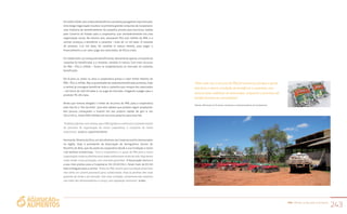 PAA |10 anos de Aquisição de Alimentos
243
Em2005/2006,veioaideiadebeneficiaroprodutoparaganharmaismercado.
Uma longa negociação resultou na primeira grande conquista da Cooperacre:
uma indústria de beneficiamento da castanha, pronta para funcionar, cedida
pelo Governo do Estado para a cooperativa, que verdadeiramente era uma
organização social. No mesmo ano, acessaram R$1,250 milhão do PAA, e a
central começou a beneficiar a castanha – mais de 12 mil latas. O restante
do produto, 125 mil latas, foi vendido in natura mesmo, para pagar o
financiamento a um valor, pago aos associados, de R$14 a lata.
Em 2006/2007, já começaram beneficiando. Novamente apenas uma parte da
castanha foi beneficiada, e o restante, vendido in natura. Com mais recursos
do PAA – R$1,5 milhão – foram se estabelecendo no mercado da castanha
beneficiada.
De lá para cá, todos os anos a cooperativa acessa o valor limite máximo do
PAA – R$1,5 milhão. Mas a quantidade de castanha beneficiada aumenta. Hoje
a central já consegue beneficiar toda a castanha que compra dos associados
– em torno de 400 mil latas e, no auge do mercado, chegaram a pagar para o
produtor R$ 28 a lata.
Ainda que tivesse atingido o limite de recursos do PAA, para a cooperativa
este não foi o “fim da linha”, pois eles sabiam que podiam seguir ampliando.
Aos poucos começaram a investir em seu próprio capital de giro e, em
2012/2013, foram R$6 milhões em recursos próprios para esse fim.
“Podemosafirmar,comcerteza,queoPAAsignificouoestímuloeofortalecimento
do processo de organização da nossa cooperativa, a conquista da nossa
autonomia”, avalia o superintendente.
Hermando Teixeira da Silva, um dos diretores da Cooperacre já foi atravessador
na região. Hoje é presidente da Associação de Seringueiros Sorriso do
Riozinho do Rola, que faz parte da cooperativa desde a sua fundação e reúne
130 famílias extrativistas. “Com a cooperativa e o apoio do PAA para a nossa
organização, todas as famílias associadas melhoraram muito de vida. Hoje temos
onde vender nossa produção, com mercado garantido”. A Associação Sorriso é
a que mais produz para a Cooperacre. Em 2010/2011, foram mais de 65 mil
latas entregues para a central. “Antes do PAA, mesmo que a produção fosse boa,
não tinha um cenário favorável para comercializar. Hoje as famílias têm mais
garantia de renda e de mercado. Sem essa condição, certamente elas estariam
nas mãos dos atravessadores e o preço, sem regulação nenhuma”, avalia.
“Mais uma vez o recurso do PAA foi essencial, porque a gente
não teria a menor condição de beneficiar a castanha, sem
recurso para viabilizar os associados, enquanto o processo de
beneficiamento se consolidava”
Manoel Monteiro de Oliveira, fundador e superintendente da Cooperacre
 