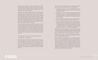 PAA |10 anos de Aquisição de Alimentos
39
A partir de 2003, Lula, exercendo a Presidência da República, criou o Minis-
tério Extraordinário da Segurança Alimentar e Combate a Fome (Mesa), que, à
época, tinha como titular da pasta o agrônomo José Graziano, atual Diretor-
-Geral da FAO, com vistas a colocar em prática o Programa Fome Zero, então
elevado ao status de estratégia de governo.
Uma das primeiras medidas da estratégia Fome Zero foi a reinstituição do
Consea, que, já em sua primeira reunião, em fevereiro de 2003, elabora e
apresenta diretamente ao Presidente Lula a proposta de lançar o primeiro
Plano Safra da Agricultura Familiar. Esse Plano deveria qualificar e fortalecer
os instrumentos de crédito para custeio e investimento, reimplantar o seguro
agrícola vinculado às perdas causadas por problemas climáticos (estiagem,
excesso de chuva, granizo ou geada), reinstituir um Programa Nacional de As-
sistência Técnica e Extensão Rural e assegurar renda aos agricultores e cam-
pesinos por meio da criação de instrumentos de comercialização específicos
para o público da agricultura familiar e camponesa.
O momento político era extremamente favorável a mudanças e inovações,
favorecendo a concepção de políticas e instrumentos diferenciados e especí-
ficos para inserção da agricultura familiar, dos assentados da reforma agrária,
dos povos indígenas e povos e comunidades tradicionais na política pública
brasileira. Esse processo deveria interagir com a produção, valorizar o uso da
agrobiodiversidade, promover os circuitos locais e regionais de abastecimen-
to, ser aplicável em todo o território nacional e atender parte da demanda
reprimida por alimentos do público em situação de insegurança alimentar e
nutricional.
O Programa de Aquisição de Alimentos: –
resultados e impactos
Nesse contexto nasce o PAA, articulando o tema da pobreza rural com o da
insegurança alimentar e nutricional da população em geral. O Programa
busca, por um lado, garantir mercados locais para os agricultores familia-
res por intermédio de aquisições do governo, formando estoques de ali-
mentos e, por outro, promover a distribuição para populações sob risco ou
insegurança alimentar e nutricional, o que pode ocorrer tanto pela entrega
direta por meio das organizações de agricultores como pelos programas
do governo.
O PAA foi concebido com originalidade, introduzindo aspectos extremamente
inovadores em termos de política pública, dentre as quais destacamos:
a.	 estabeleceu pela primeira vez recursos e metodologia específica para
compras públicas de alimentos oriundos da agricultura familiar e povos e
comunidades tradicionais;
b.	 dialogando com a escala e características organizacionais destes seg-
mentos, definiu processo de compras por dispensa de licitação, nos mol-
des da Política de Garantia de Preços Mínimos (PGPM), permitindo a rela-
ção direta entre governo e sociedade civil para a aquisição de alimentos
por parte do Estado;
c.	 definiu metodologia para a formação dos preços a serem pagos nas aqui-
sições coerentes e adequados às especificidades regionais e locais e;
d.	 concebeu uma gestão compartilhada entre seis ministérios, assegurando
interinstitucionalidade. O Grupo Gestor do PAA é composto pelos Minis-
térios do Desenvolvimento Social e Combate à Fome (MDS), do Desenvol-
vimento Agrário (MDA), da Agricultura, Pecuária e Abastecimento (Mapa)
– representado pela Conab −, do Planejamento, Orçamento e Gestão
(MPOG), da Fazenda (MF) e, mais recentemente, da Educação (MEC).
De 2003 a 2005, os recursos orçamentários e financeiros alocados para o PAA
foram exclusivamente do Ministério Extraordinário para a Segurança Alimentar
e Combate à Fome (Mesa) e, posteriormente, do MDS. A partir de 2006, o MDA
passou a disponibilizar orçamento próprio, ampliando o alcance do Programa.
O Programa é executado por meio de cinco modalidades, duas das quais −
PAA Leite e Compras Institucionais − operadas pelos estados e municípios e/
ou por outros órgãos e empresas públicas.
As três modalidades operadas pela Conab são a Compra Direta da Agricultura
Familiar - CDAF (recursos MDS e MDA), a Compra com Doação Simultânea -
CDS (recursos exclusivamente do MDS) e o Apoio à Formação de Estoques
pela Agricultura Familiar - CPR Estoque (recursos MDS e MDA). Em suas ope-
rações, a Companhia optou por uma metodologia que estabelece relação di-
reta com as organizações econômicas dos agricultores familiares, visando à
aquisição dos produtos, estimulando o protagonismo de suas organizações,
no planejamento, na produção e na distribuição de gêneros alimentares para
populações sob insegurança alimentar e nutricional e, ainda, no fornecimento
de alimentos para formação dos estoques públicos.
 