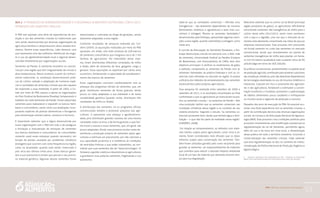 PAA |10 anos de Aquisição de Alimentos
53
Sabe-se que as variedades comerciais – híbridas e/ou
transgênicas – são altamente dependentes de insumos
(fertilizantes sintéticos e agrotóxicos) e bem mais sus-
cetíveis à estiagem. Mesmo as sementes Variedades,8
desenvolvidas pela Embrapa, apresentam algumas restri-
ções a essa região, quando submetidas à estiagem, como
neste ano.
A convite da Articulação do Semiárido Paraibano, a Em-
brapa desenvolveu estudo em parceria com, a ASA, rede
de sementes, Universidade Federal da Paraíba (Campus
de Bananeiras), com financiamento do CNPq, teve dois
objetivos principais: i) verificar os rendimentos de grãos
e palhada, comparando as sementes da Paixão com as
sementes Variedades da própria Embrapa e com as co-
merciais mais ofertadas no mercado da região; ii) avaliar
a eficácia dos métodos de armazenamento das sementes
desenvolvidos pelos próprios agricultores.
Essa pesquisa foi realizada entre setembro de 2009 e
setembro de 2011, e os resultados encontrados ao final
confirmaram o que os agricultores já vivenciavam na prá-
tica: as sementes crioulas – as sementes da Paixão – têm
uma produção melhor que as sementes comerciais nas
condições climáticas dessa região e no contexto de seu
sistema produtivo. Segundo o estudo, “as sementes co-
merciais produzem bem, desde que tenham água e ferti-
lização – o que não faz parte da realidade nessa região”
(LONDRES, 2008).
Em relação ao armazenamento, os métodos com mate-
riais inertes usados pelos agricultores, como cinza e pi-
menta, foram considerados mais eficazes que os óleos
minerais usados para conservação das sementes. Tam-
bém foram utilizadas garrafas pets como recipiente para
guardar as sementes, um reaproveitamento de materiais
que contribui para reduzir o elevado impacto ambiental
local de um tipo de material que demanda enorme tem-
po para sua degradação.
BOX 2 : A Promoção da Agrobiodiversidade e a Segurança Alimentar e Nutricional com o Uso e
Promoção das Sementes Crioulas
O PAA tem apoiado uma série de experiências de pro-
dução e uso das sementes crioulas ou tradicionais que
vem sendo desenvolvidas por diversas organizações da
agricultura familiar e camponesa em vários estados bra-
sileiros. Dentre essas experiências, cabe destacar uma
que representa uma das melhores referências do resga-
te e uso da agrobiodiversidade local e regional desen-
volvidas diretamente por organizações sociais.
Sementes da Paixão. O semiárido brasileiro se caracte-
riza por uma região que tem irregularidade de chuvas e
altas temperaturas. Nesse contexto, a partir do conheci-
mento tradicional, os sertanejos desenvolveram práti-
cas de cultivo, seleção e adaptação de inúmeras espé-
cies e variedades de sementes crioulas que são capazes
de responder a essa realidade. A partir de 2003, a Co-
nab, por meio do PAA, passou a apoiar as organizações
do Polo Sindical da Borborema (Paraíba), fortalecendo o
trabalho em rede Sementes da Paixão. Foram adquiridas
sementes para reabastecer e expandir os bancos fami-
liares e comunitários, assim como sua ampliação, incor-
porando espécies de plantas alimentícias e forrageiras
para alimentação animal (cabras, carneiros e bovinos).
É importante salientar que a lógica desenvolvida por
essas organizações com o PAA tem sido a de assegurar
a formação e manutenção de estoques de sementes
nos bancos familiares e comunitários. As comunidades
somente usam esses estoques quando necessário, em
função de perdas causadas por problemas climáticos
(estiagem) que ocorrem com certa frequência na região,
como na atualidade, quando está sendo vivenciada a
pior seca dos últimos trinta anos. Esses bancos garan-
tem a sua autonomia e evitam que percam o seu precio-
so material genético. Algumas dessas sementes foram
selecionadas e cultivadas ao longo de gerações, sendo
altamente adaptadas a essa região.
Conforme resultados de pesquisa realizada por Cor-
deiro (2007), as aquisições realizadas por meio do PAA
apoiaram, em 2006, uma rede estadual de 228 bancos
de sementes comunitários que integrava cerca de 7 mil
famílias de agricultores. Por intermédio desse siste-
ma, foram distribuídas diferentes variedades de milho
e feijão, além de sementes de fava, gergelim, sorgo e
girassol. Essas aquisições se repetiram por vários anos
sucessivos, fortalecendo a capacidade de autoabasteci-
mento dos bancos de sementes.
Essas organizações convivem cotidianamente com as
ameaças dos programas oficiais de sementes, que, em
geral, distribuem sementes de forma gratuita, sendo
pouco ou nada adaptadas a sua realidade e de baixa
variabilidade genética (quando muito, distribuem três
variedades de milho ou feijão).
A distribuição das sementes via os programas oficiais
convencionais tendem a promover prejuízos aos agri-
cultores: i) representa uma ameaça a agrobiodiversi-
dade, pois distribuem grandes volumes de uma mesma
variedade, todos os anos, e de forma gratuita, o que faci-
lita muito o acesso a essas sementes, que, em geral, são
pouco adaptadas. Ainda, esse processo muitas vezes de-
sestimula a produção própria de sementes pelos agri-
cultores e estimula um preconceito, por não valorizar a
sua capacidade produtiva e a resiliência às condições
de restrições hídricas a que estão submetidos, ao con-
siderar que suas sementes são de “baixa tecnologia”; ii)
fortalece a gestão coletiva e desestimula os agricultores
a guardarem suas próprias sementes, fragilizando a sua
autonomia.
8	 Sementes Variedades: são denominadas de VPA – Variedade de Polinização
Aberta. Essas variedades mantêm suas características ao longo das gerações.
Relevante salientar que no centro sul do Brasil (principal
região produtora de grãos), os agricultores dificilmente
encontrarão sementes não transgênicas de milho para o
cultivo desta safra 2012/2013, assim como aconteceu
com a soja e o algodão, uma vez que o mercado de se-
mentes está altamente concentrado nas mãos de poucas
empresas transnacionais. Esse processo tem provocado
um brutal aumento no custo das sementes no mercado
convencional, sendo que recentemente um pacote de
sementes transgênicas de milho para plantar um hecta-
re (10 mil metros quadrados) está custando cerca de R$
400,00 (algo em torno de U$$ 200,00).
As práticas convencionais, predominantes no padrão atual
de produção agrícola, contribuem para acelerar o processo
das mudanças climáticas, pois são altamente dependentes
de tecnologias assentadas no uso de insumos sintéticos e
industriais. Colocam em risco a autonomia dos agriculto-
res e das agricultoras, fortalecem a estimulam a concen-
tração econômica e fundiária, promovem a padronização
de hábitos alimentares pouco saudáveis e enfraquecem
os circuitos locais e regionais de produção e consumo.
Passados dez anos de execução do PAA, foi possível acu-
mular uma forte experiência com as sementes crioulas, a
partir da contribuição decisiva das diversas organizações
sociais, do Consea e da Articulação Nacional de Agroeco-
logia (ANA). Esse processo criou condições políticas para
promover recentemente uma modificação substancial na
regulamentação da Lei de Sementes, permitindo agora,
além do uso e da troca em nível local, a disseminação
dessa prática em todo o território brasileiro, incluindo a
comercialização das sementes crioulas. Cabe salientar
que essa regulamentação se deu no contexto da institu-
cionalização da Política Nacional de Produção Orgânica e
Agroecológica.
 