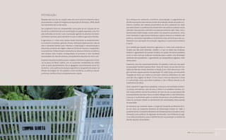 PAA |10 anos de Aquisição de Alimentos
61
Introdução
Passados dez anos de sua criação, mais uma vez é oportuno olharmos retros-
pectivamente a criação do Programa de Aquisição de Alimentos (PAA), desde
seu nascimento até os dias atuais.
Seu surgimento deve ser compreendido como parte de um conjunto de ins-
trumentos constitutivos de uma reorientação nos papéis esperados, e/ou fun-
ções atribuídas ao mundo rural e à produção agrícola no processo de desen-
volvimento nacional, particularmente no que se refere à agricultura familiar.
A agricultura e o meio rural sempre foram funcionais ao desenvolvimen-
to econômico brasileiro, gerando divisas, ofertando matéria-prima, mão de
obra e alimentos baratos para viabilizar a urbanização e industrialização e
adquirindo produtos de origem urbana na forma de insumos e equipamen-
tos produtivos. Embora fossem necessárias ao desenvolvimento econômico,
nem sempre estas funções correspondiam às primeiras e mais imediatas
necessidades da vida das pessoas, principalmente daquelas do meio rural.
O aparato de políticas públicas para o amparo e fomento da agricultura inicia-
-se na época do Brasil Colônia, com as incipientes modalidades de crédito
rural, às quais paulatinamente vão se agregando crescentemente novos ins-
trumentos, como políticas de pesquisa agronômica, de garantia de preços, de
difusão tecnológica etc. Em paralelo a essas iniciativas, as políticas macroe-
conômicas cambial e fiscal complementavam o apoio.
Se o enfoque era, sobretudo, econômico, pró-produção, os argumentos de
eficiência produtiva das maiores escalas de produção, aliados ao poder eco-
nômico e político dos maiores proprietários de terra, acabavam por fazer
que estes fossem os preferenciais beneficiários das políticas públicas acima
referidas. Esse processo intensifica-se exponencialmente após 1964, com a
denominada modernização conservadora. Aos pequenos produtores, como
eram chamados os agricultores familiares à época, restavam as rebarbas das
políticas, com acesso esporádico e insuficiente a elas, de forma que não sus-
tentavam suas aspirações de produção, segurança e autonomia econômica
e social.
Se é verdade que naquele momento a agricultura e o meio rural cumpriram as
funções que lhes eram atribuídas, também o é que na esteira das mudanças
restaram o agravamento da questão fundiária, um quadro de enorme problema
social no meio rural que acaba por transbordar para o urbano, uma devastação
ambiental sem precedentes, o agravamento dos desequilíbrios regionais, entre
tantos outros.
Espantosa, mas não surpreendentemente, em paralelo a tudo isso, boa parte
da população brasileira passava fome. Josué de Castro, na sua obra As Con-
dições de Vida das Classes Operárias no Recife, já em 1932 denunciava o fla-
gelo da fome naquela parcela da população. Em 1946, lança sua obra prima
Geografia da Fome, que analisa as principais carências alimentares de cada
uma das cinco regiões do Brasil. O livro choca e inova ao denunciar a fome
e a subnutrição, como associadas à pobreza, e não a efeitos naturais ou de
insuficiência de oferta.
Qual o espanto? A agricultura capitalista, numa pura racionalidade econômi-
ca, produz mercadorias, valor de troca. A fome é um problema humano, ani-
mal, social, político, precisa de produtos, de valor de uso, ao qual aquela não
necessariamente atenderá. Havia um pobre diálogo entre os dois fenômenos,
e poucas e insuficientes ações no sentido de estruturar uma política perma-
nente de produção voltada ao atendimento das necessidades dessa parcela
da população.
As iniciativas que existiram desde a criação da Campanha da Merenda Esco-
lar, em 1955, da Companhia Brasileira de Alimentação (Cobal), em 1962, e
posteriormente a Companhia Brasileira de Armazenamento (Cibrazem), foram
relevantes como políticas de regulação de mercados, mas limitavam-se a ge-
rir as safras já existentes, pouco interferindo em sua produção no sentido de
atender àquelas necessidades.
 